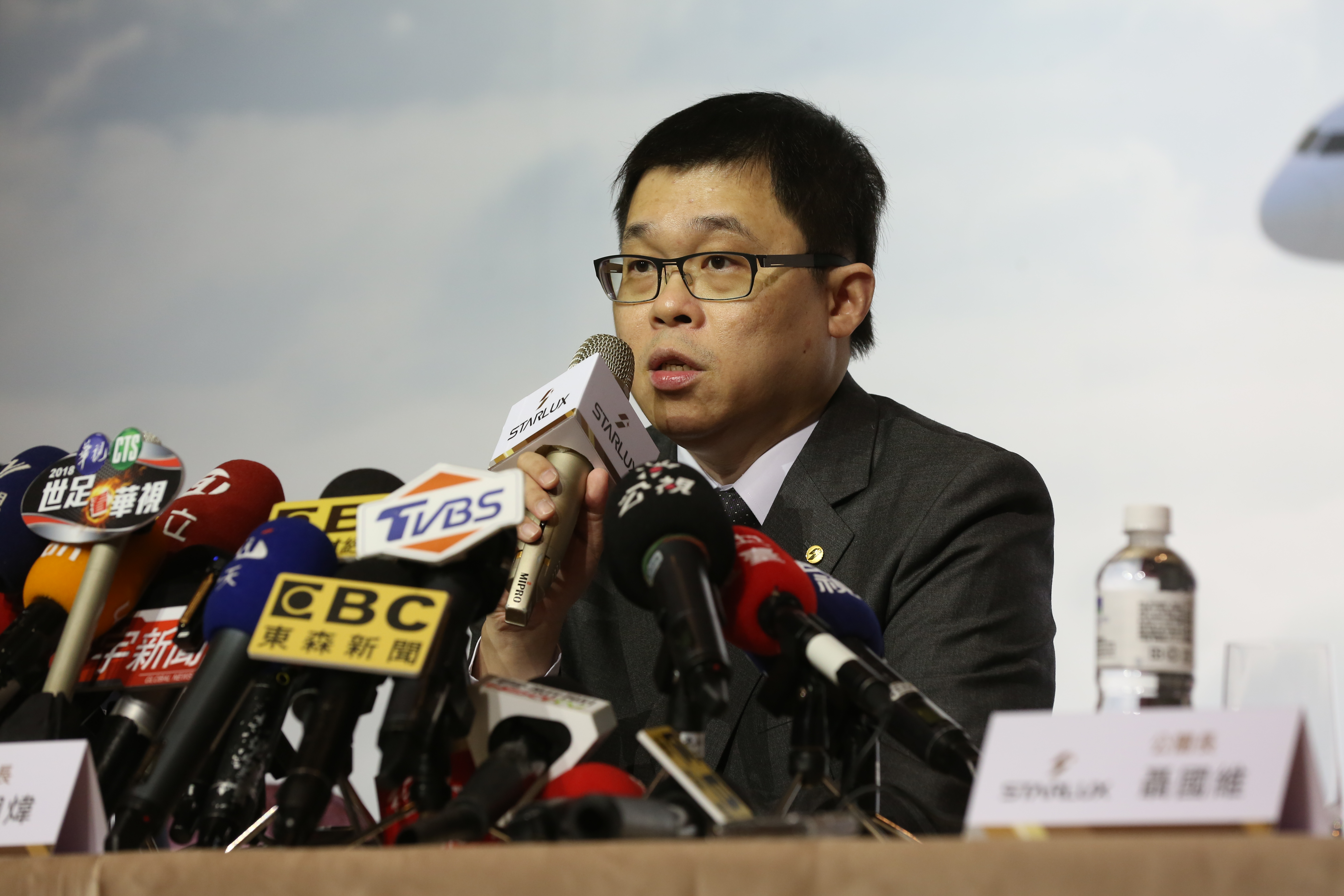 星宇航空面對旅客夜宿機場一事，董事長張國煒親自現身道歉又全額退費，讓旅客認為很有誠意。（本刊資料照）