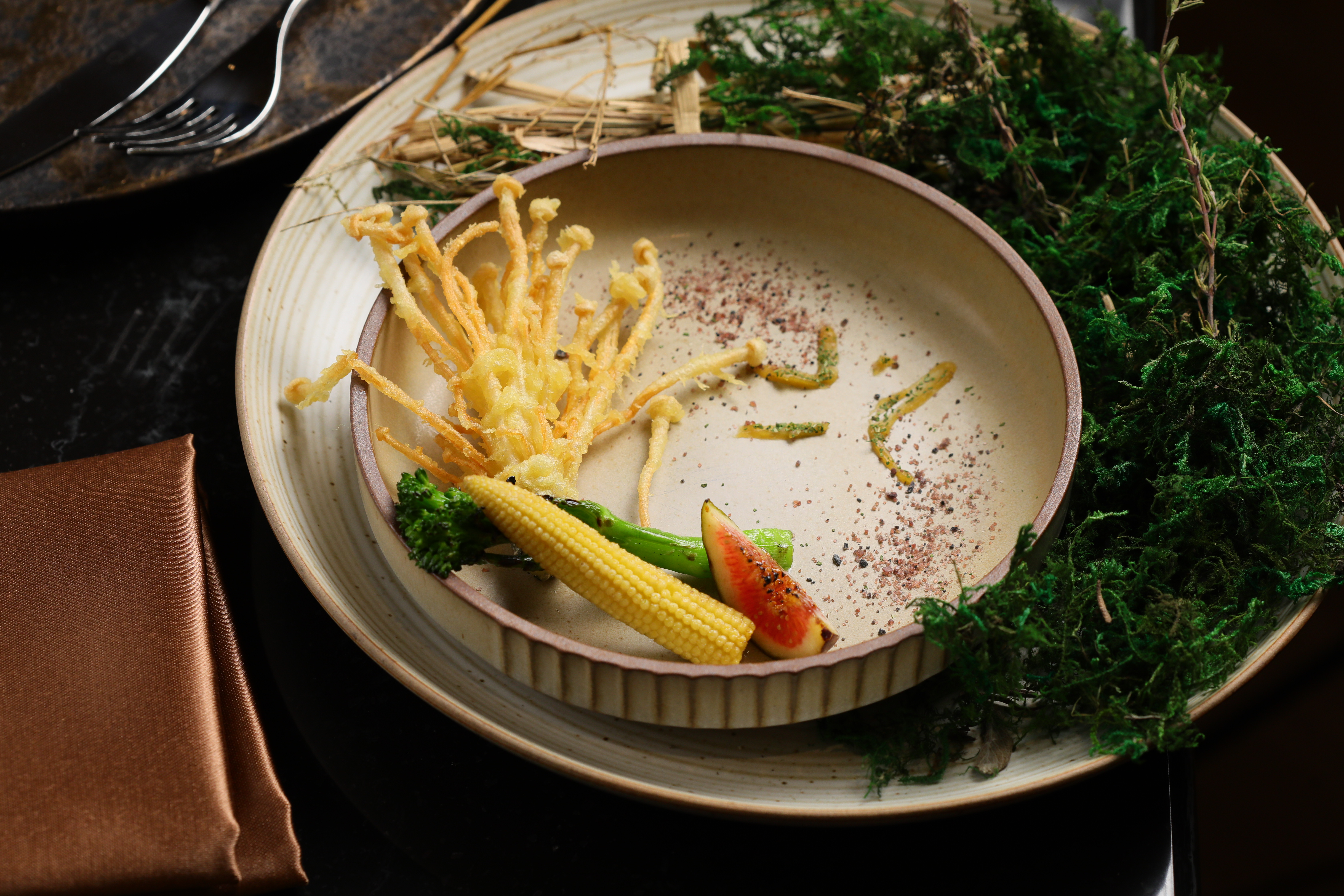 「IVY GARDEN」第一季菜單邀來美國紐約知名餐廳kimika華裔主廚Christine Lau參與設計，「有機蔬菜／味噌／黑礦鹽」是在陽明山得來的設計靈感。