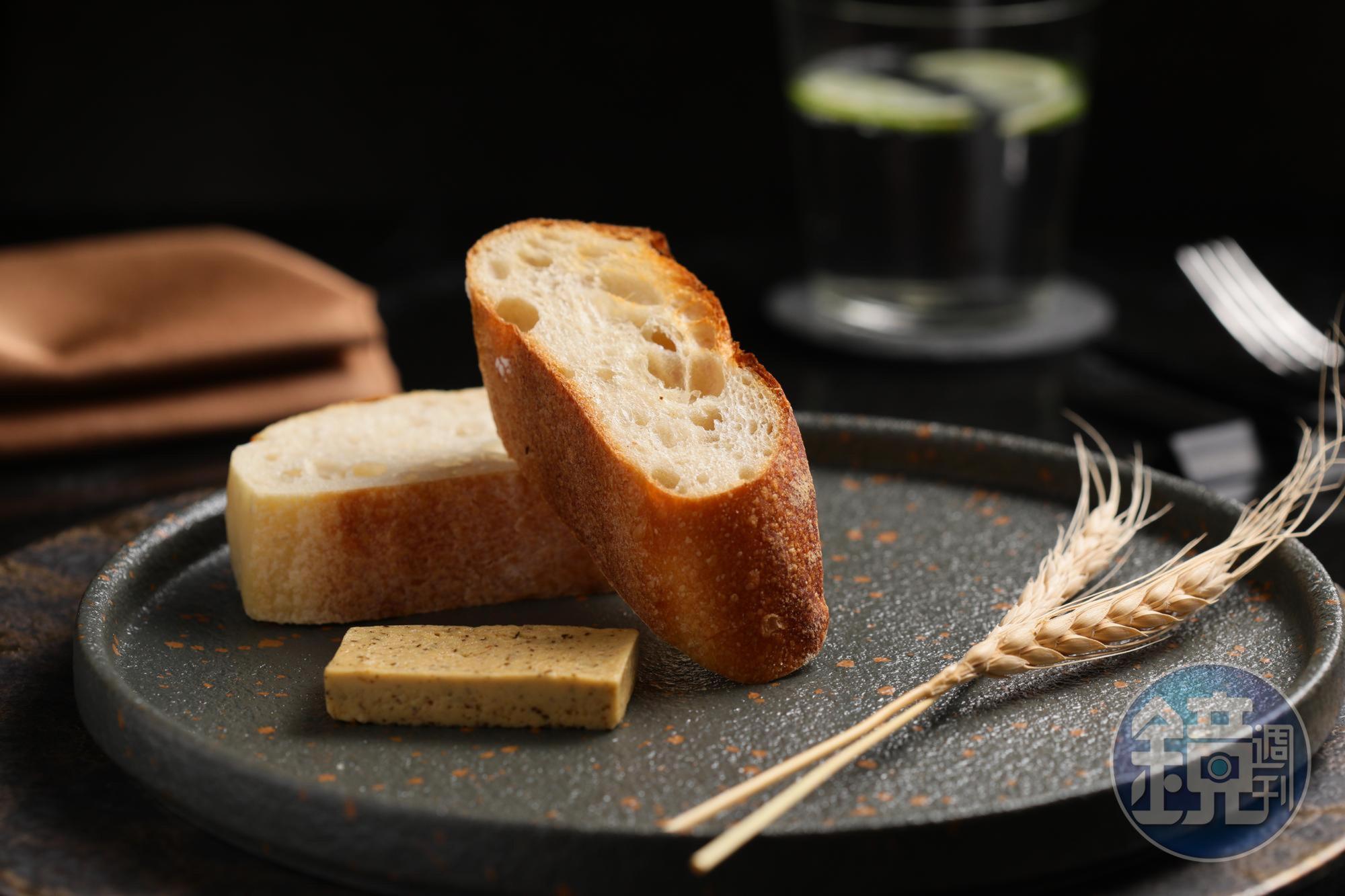 由Maison Kayser供應麵包，搭配主廚自製的昆布奶油。