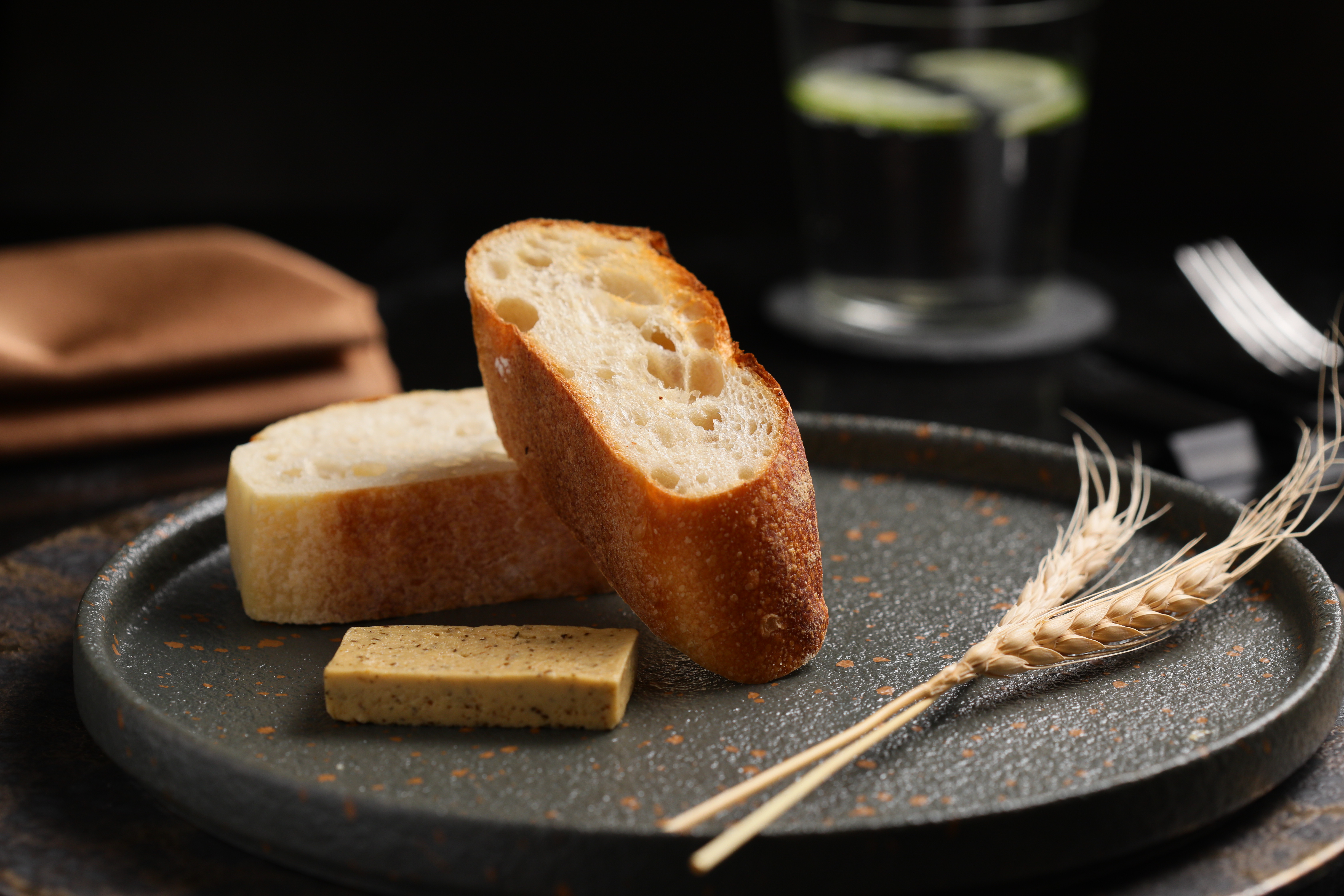由Maison Kayser供應麵包,搭配主廚自製的昆布奶油。