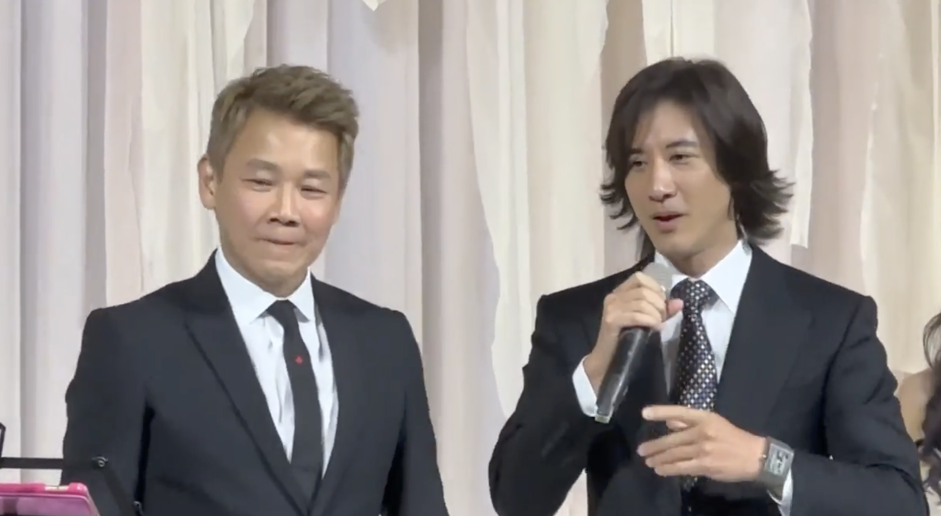 王力宏（右）和陶喆在婚禮合唱〈Forever Love〉。（翻攝黑人陳建州IG）