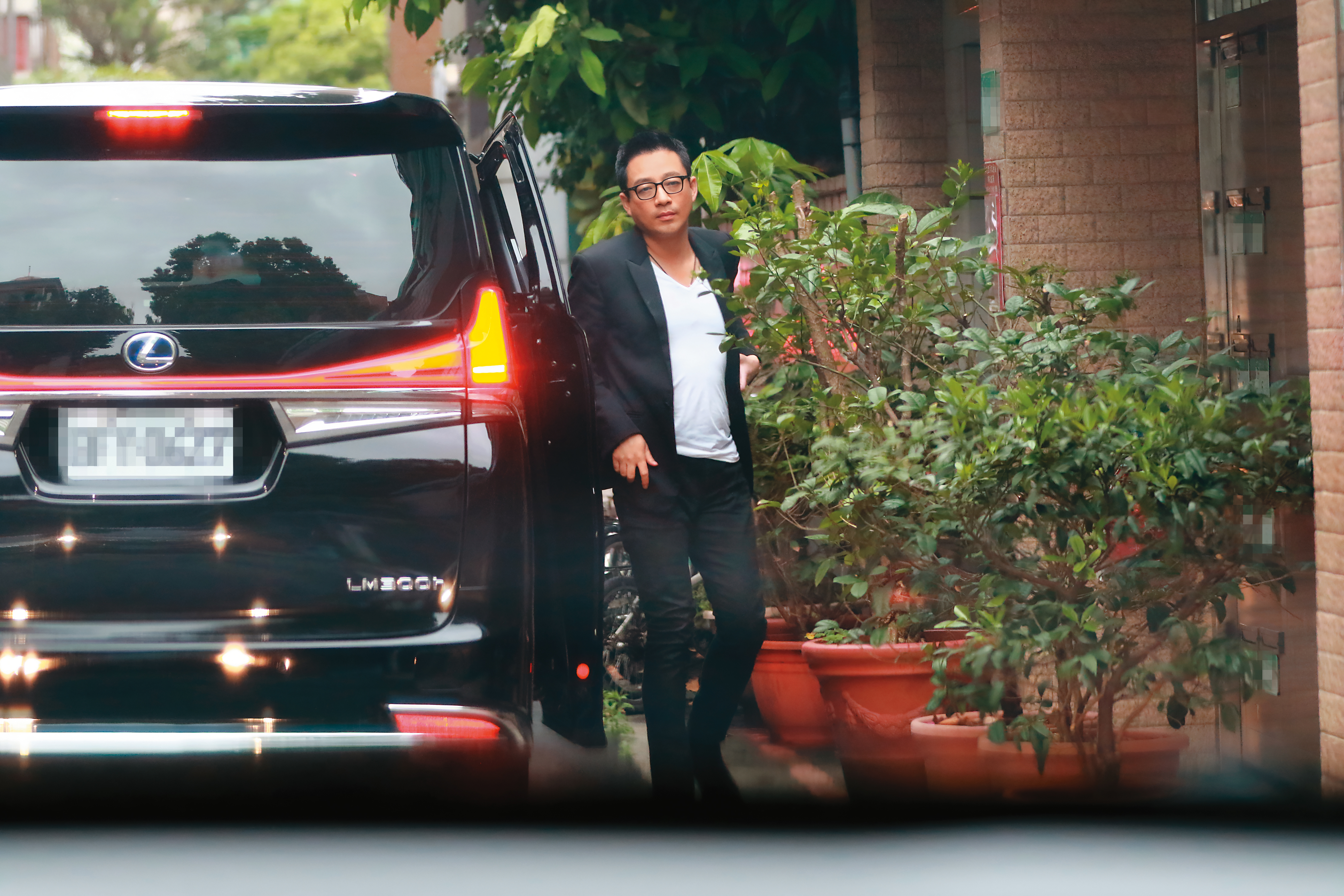 汪小菲上月底來台，本刊直擊他多次過大S家門而不入。