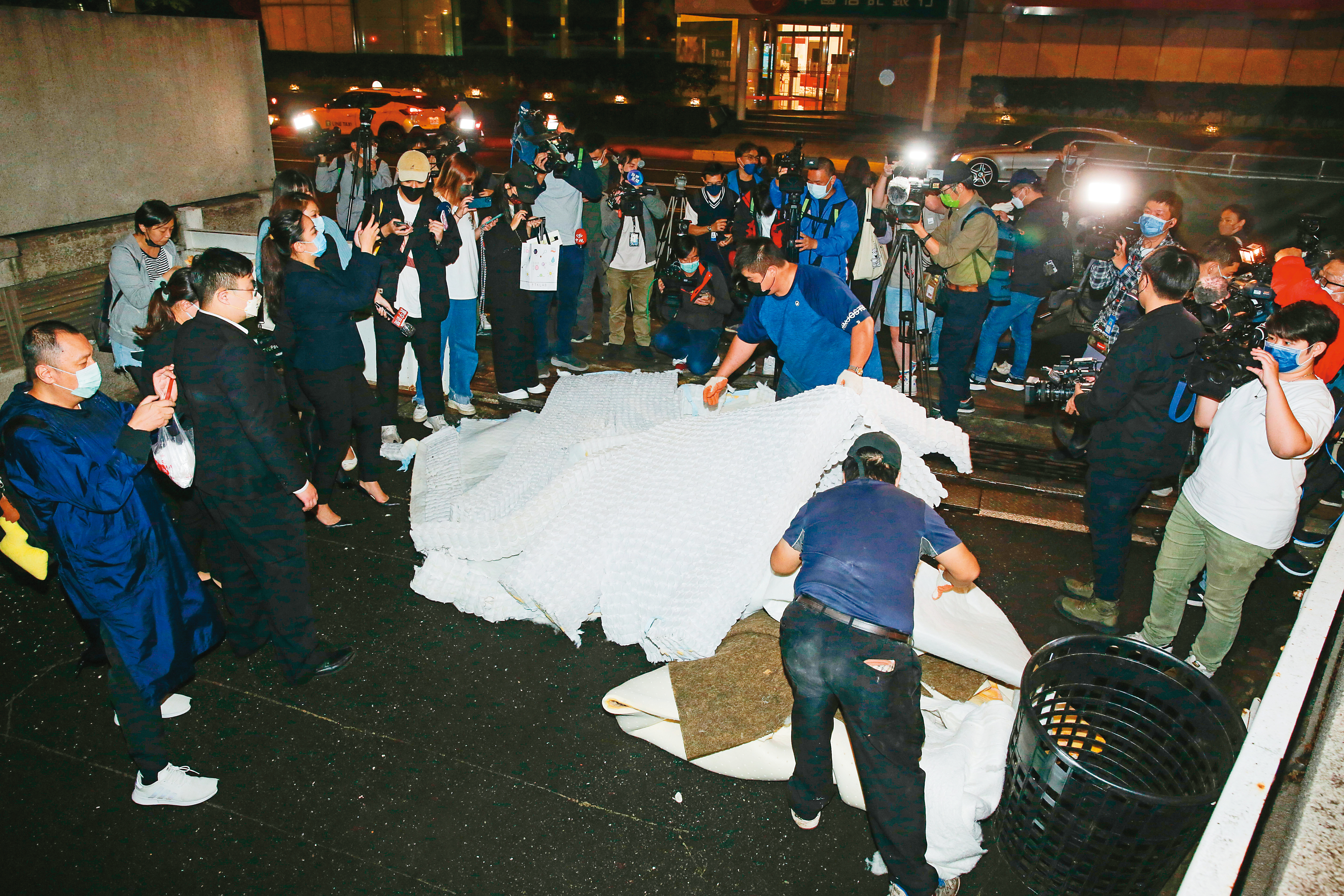 汪小菲通知所有媒體到場觀看他將大S送來的床墊處刑。