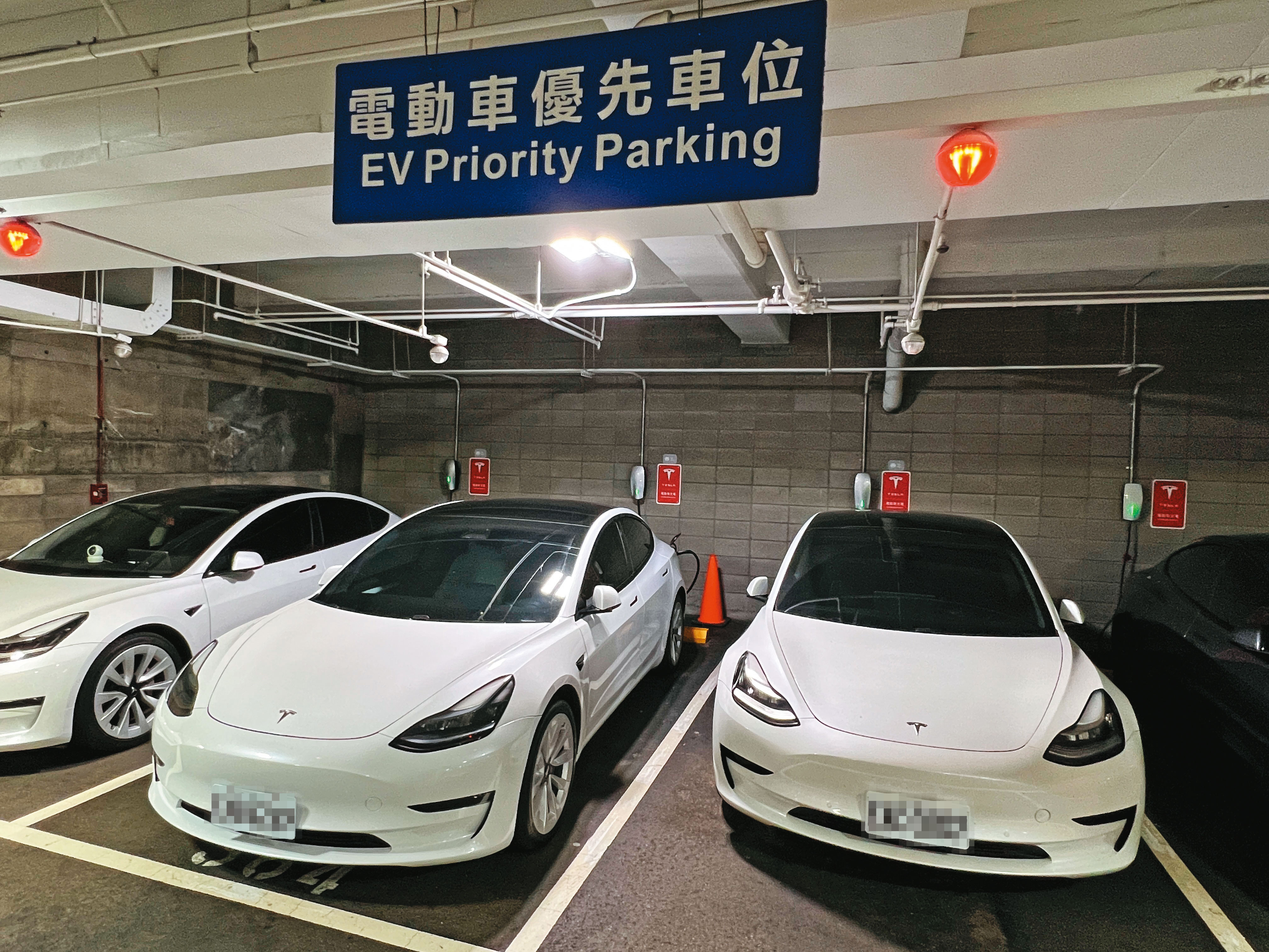 特斯拉二代壁掛式交流充電樁是由台達電研發。