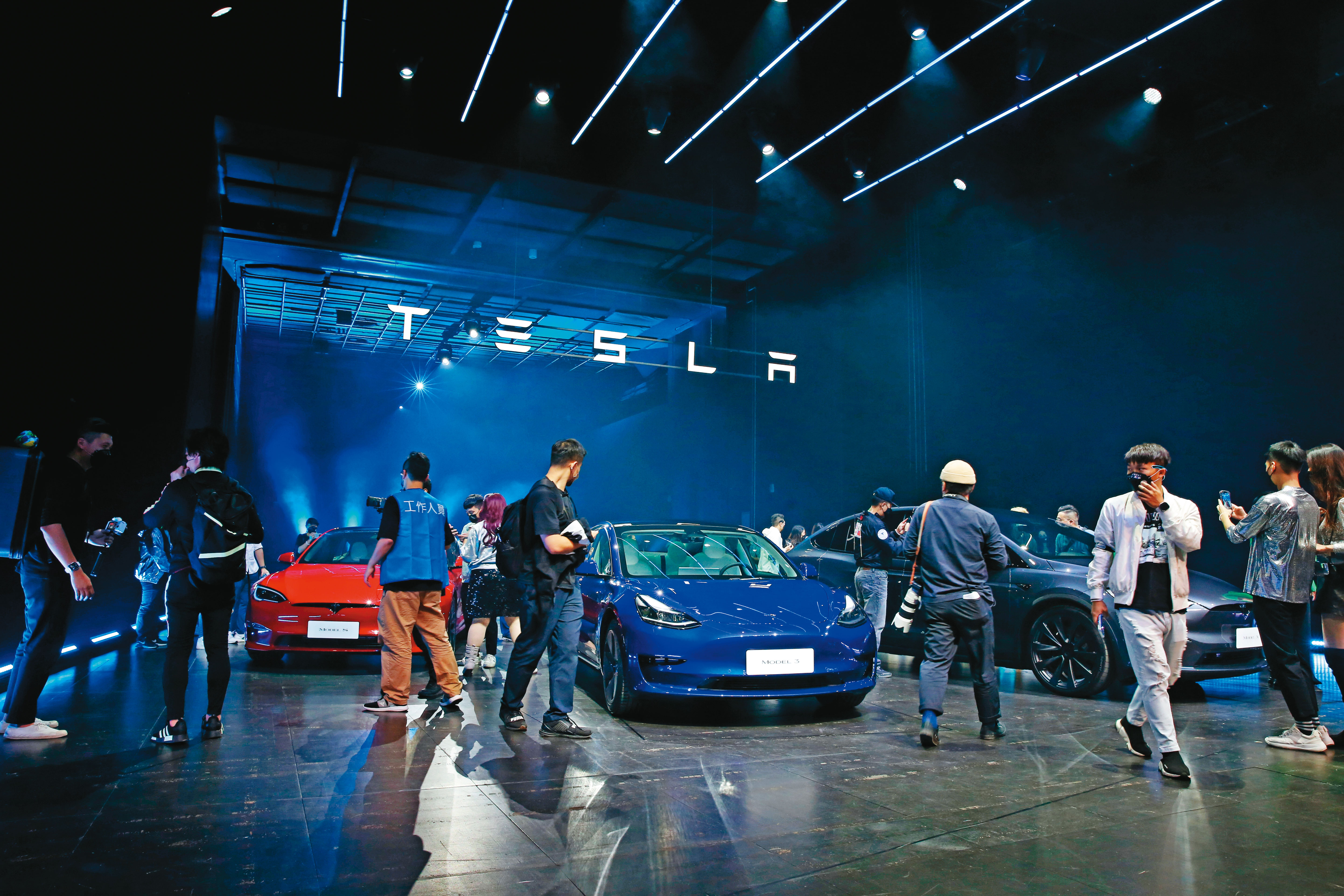 美國電動車大廠特斯拉帶動龐大充電樁需求，充電服務市場不容小覷。