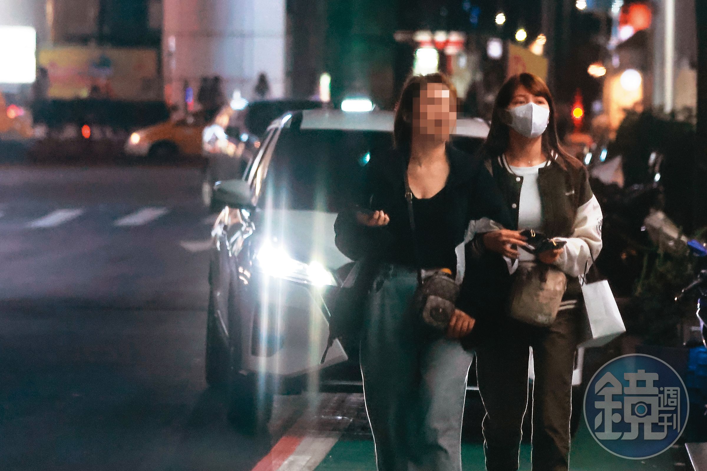 3月29日 20：56 謝京穎（右）與友人聚會後，又準備開車回張書偉家。