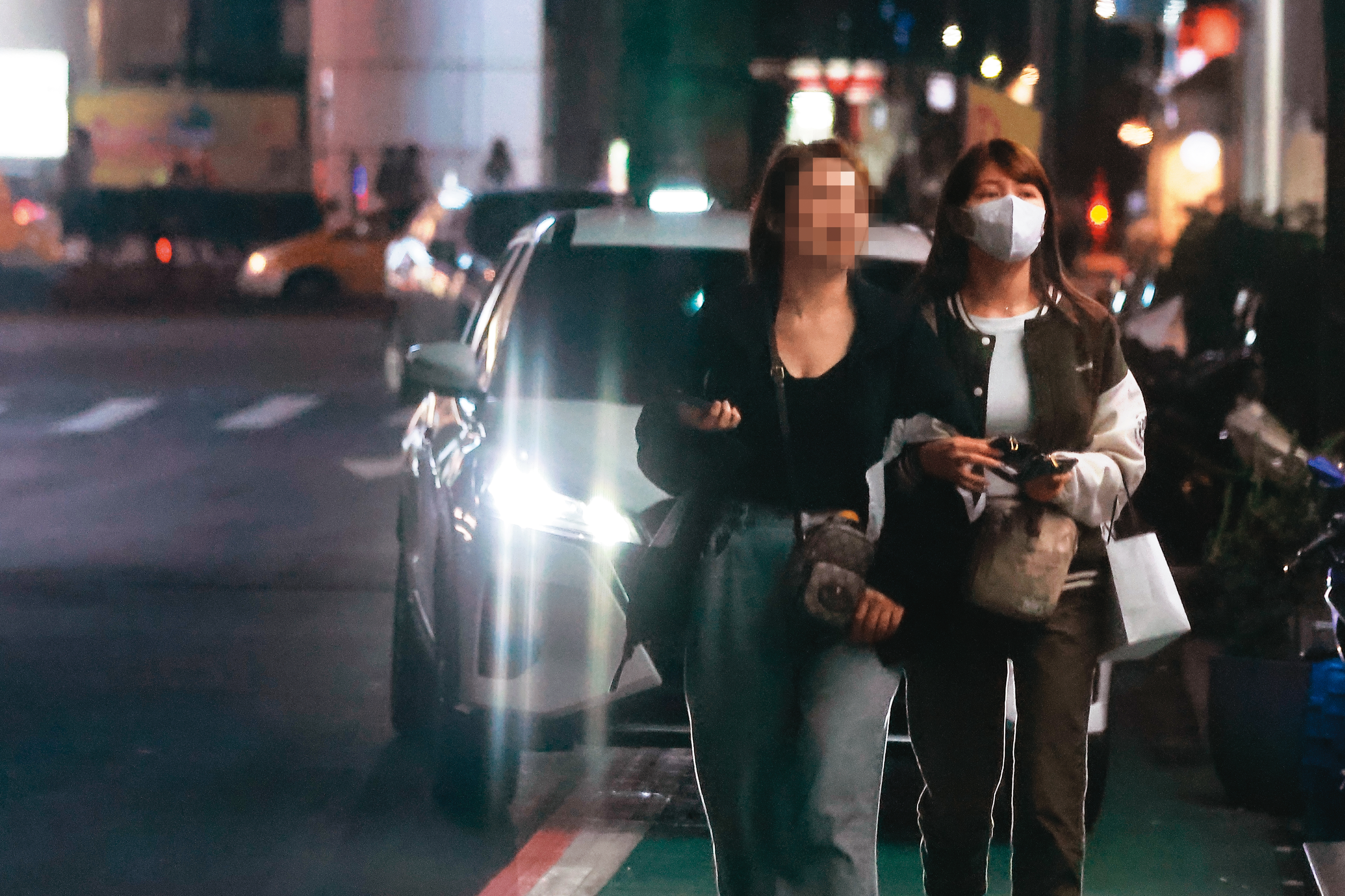 3月29日 20：56 謝京穎（右）與友人聚會後，又準備開車回張書偉家。