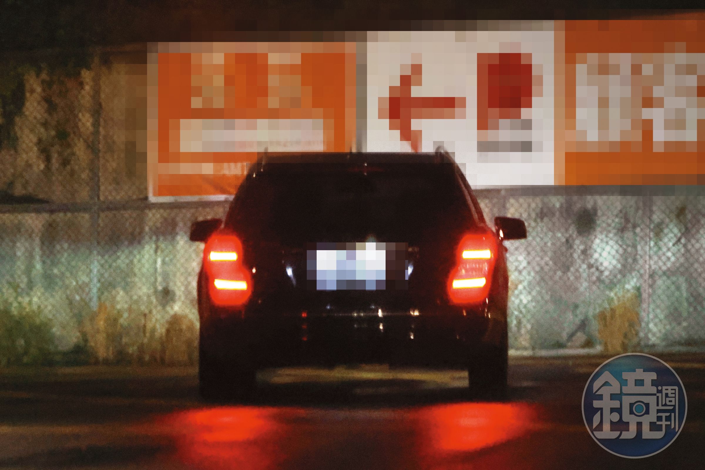 3月27日 23:44 等到謝京穎的車駛入停車場,張書偉隨後跟著回家,時間點非常巧合,像是說好的一樣。