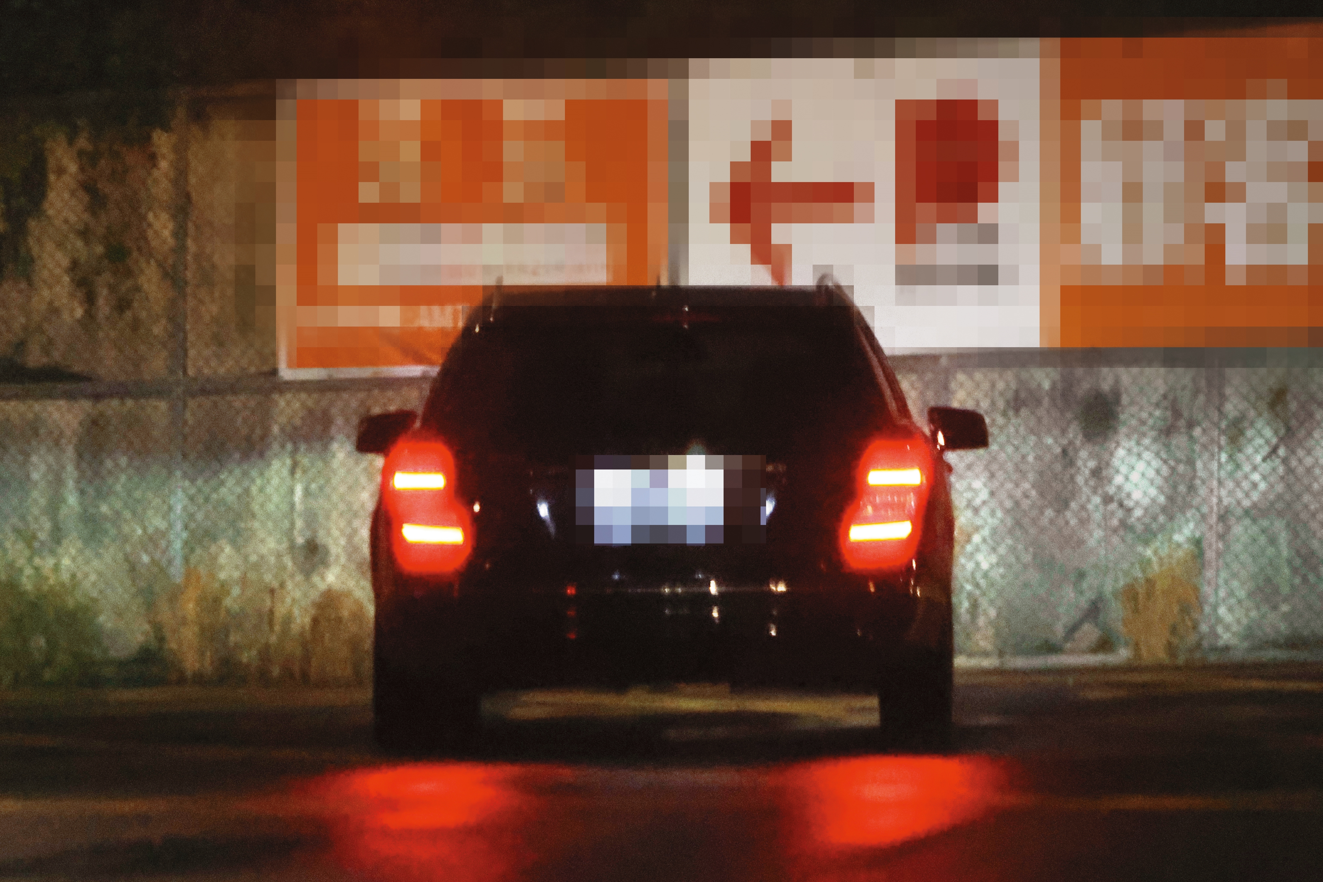 23：44 等到謝京穎的車駛入停車場，張書偉隨後跟著回家，時間點非常巧合，像是說好的一樣。