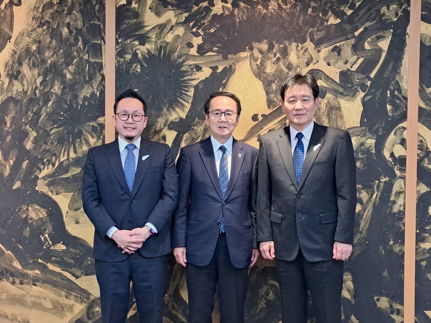 文化總會李厚慶祕書長(左起)、香川縣池田豐人縣知事及連江縣陳冠人副縣長就藝術祭活動進行經驗交流。(文化總會提供)