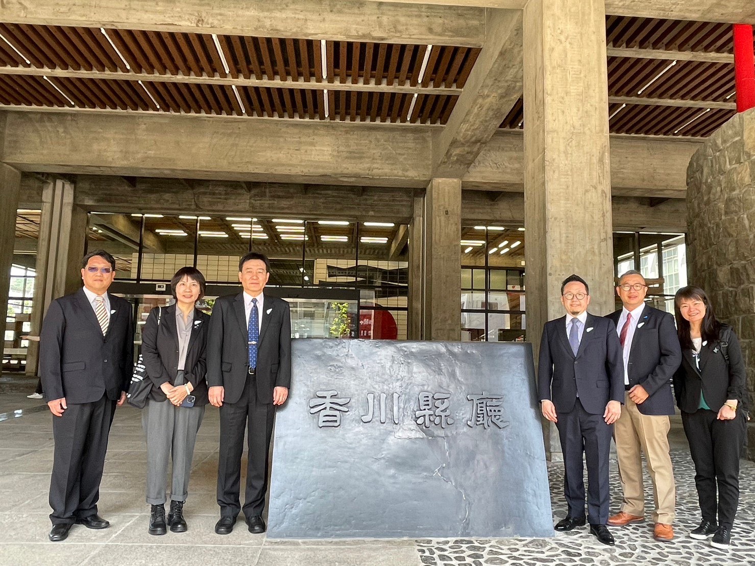 文化總會李厚慶祕書長(右3)、連江縣政府陳冠人副縣長(左3)、文化處吳曉雲處長(左2)、馬祖日報邱桂惠社長(右1)、馬祖國際藝術島吳漢中總策劃於香川縣廳前合影。(文化總會提供)
