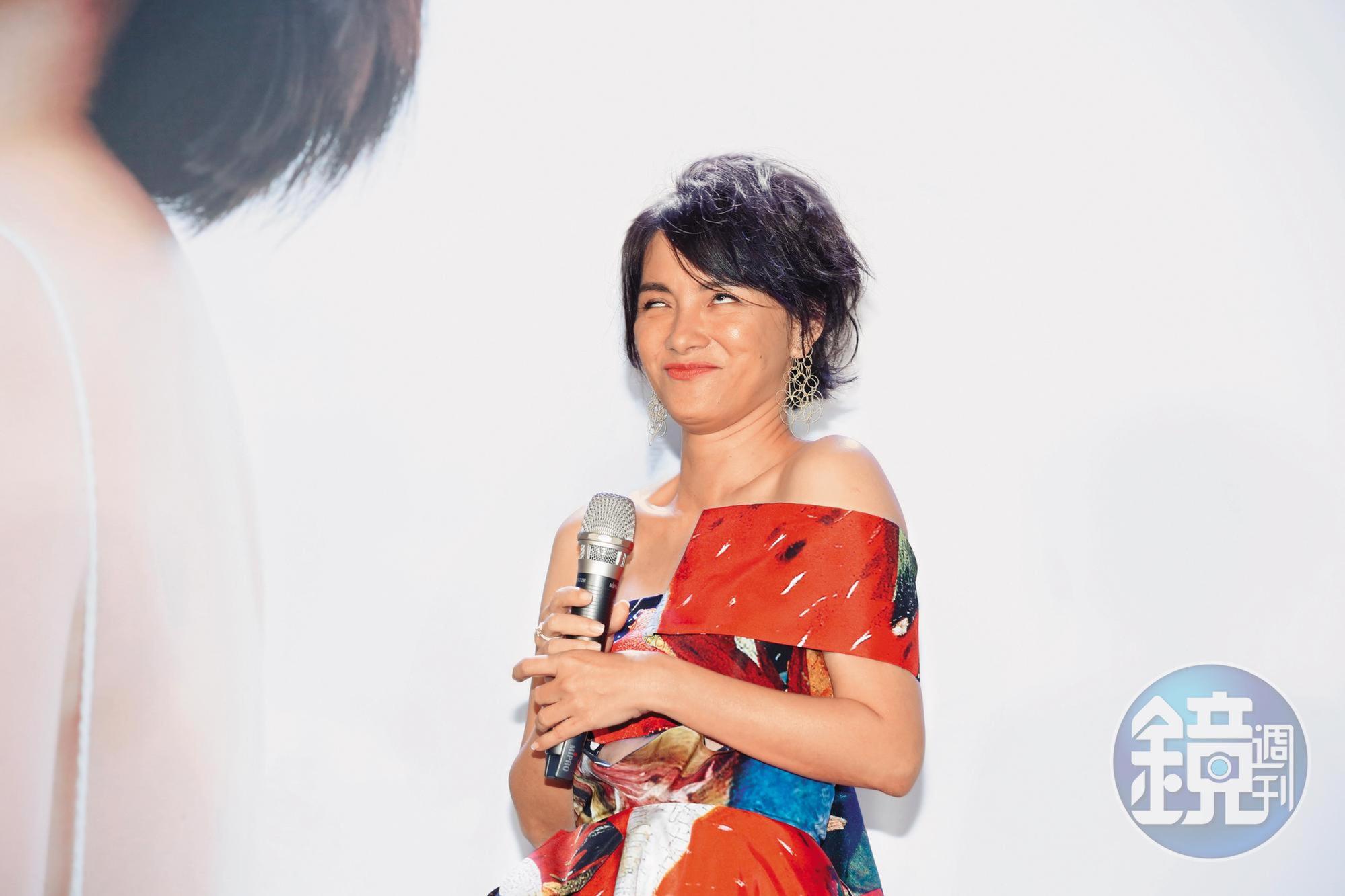 記者問李心潔會把經典快歌〈裙擺搖搖〉當催眠曲嗎?聽了不禁翻白眼。(眼球抽動)