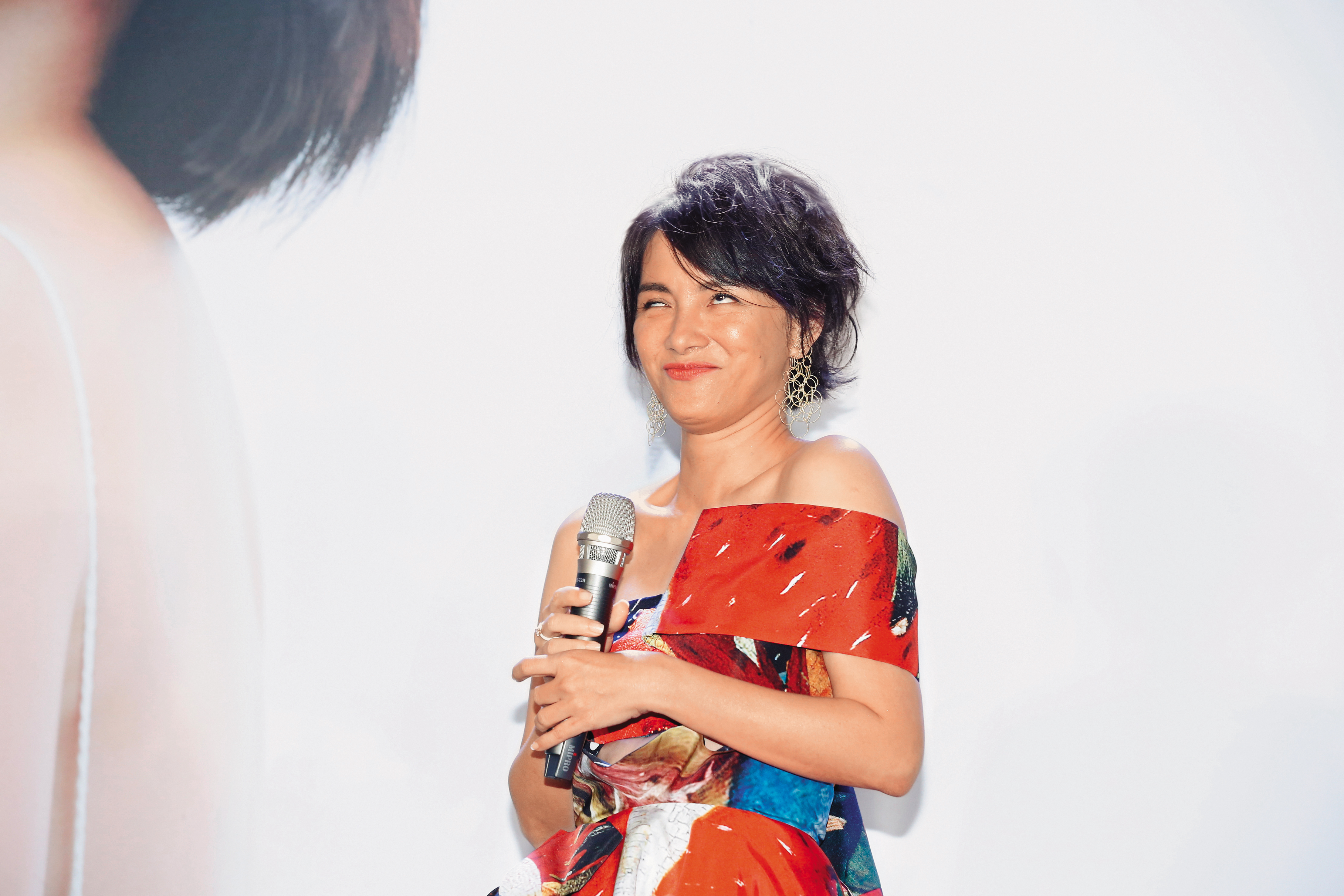 記者問李心潔會把經典快歌〈裙擺搖搖〉當催眠曲嗎？聽了不禁翻白眼。（眼球抽動）