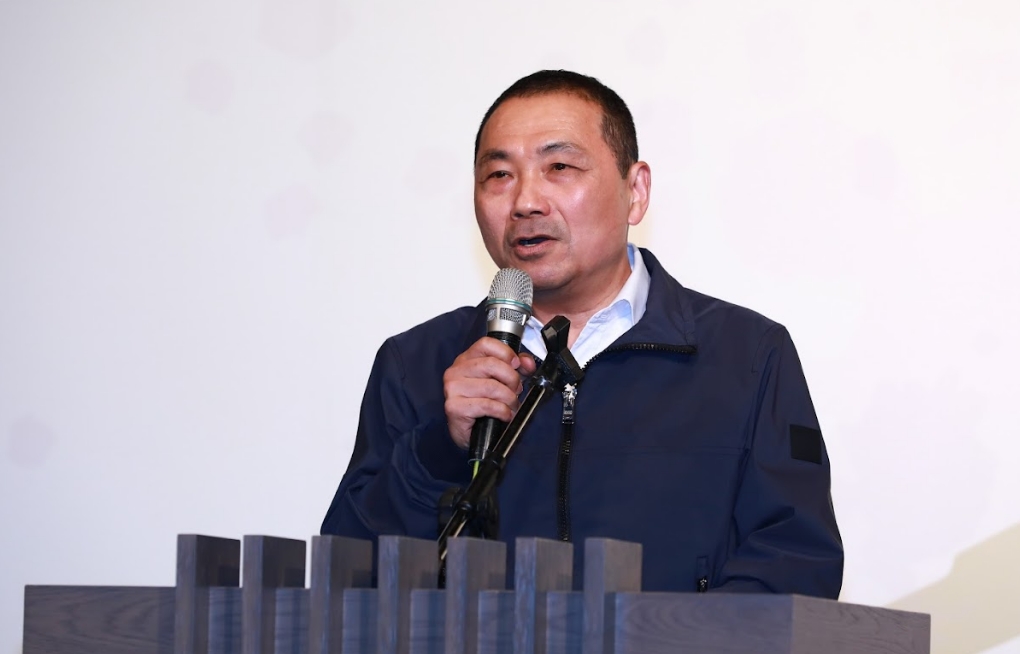 國民黨總統參選人侯友宜今（6日）拋出教育政見，包括全面檢討108課綱、定額補助私立大學學雜費，逐年將補助新台幣3.5萬元增至5萬元等。