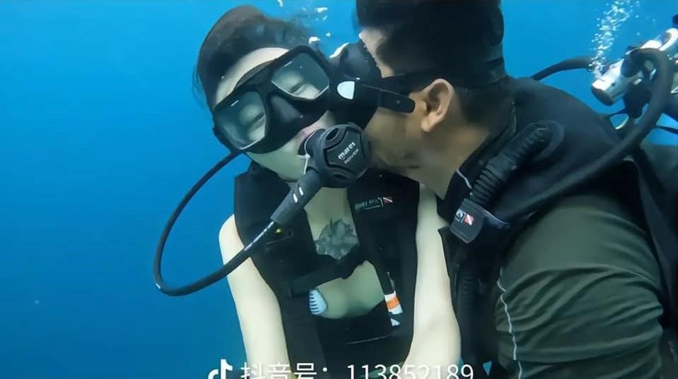 25歲中國女子指控，馬來西亞一名教練在水中強吻自己。（翻攝自臉書沙巴大聲公）