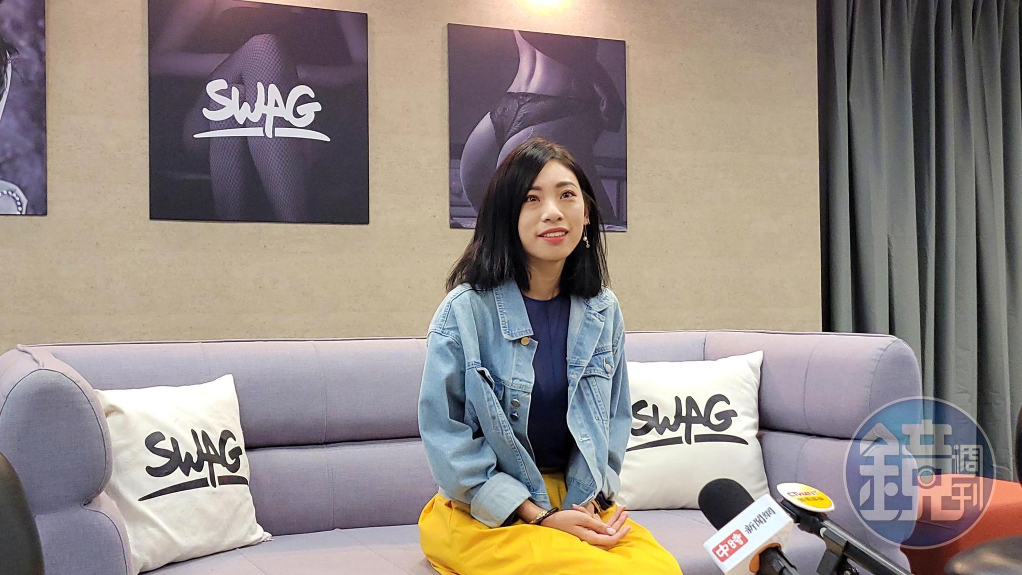 內內首次公開面對媒體表情緊張，坦承對成人直播平台提出的優渥薪資很心動。