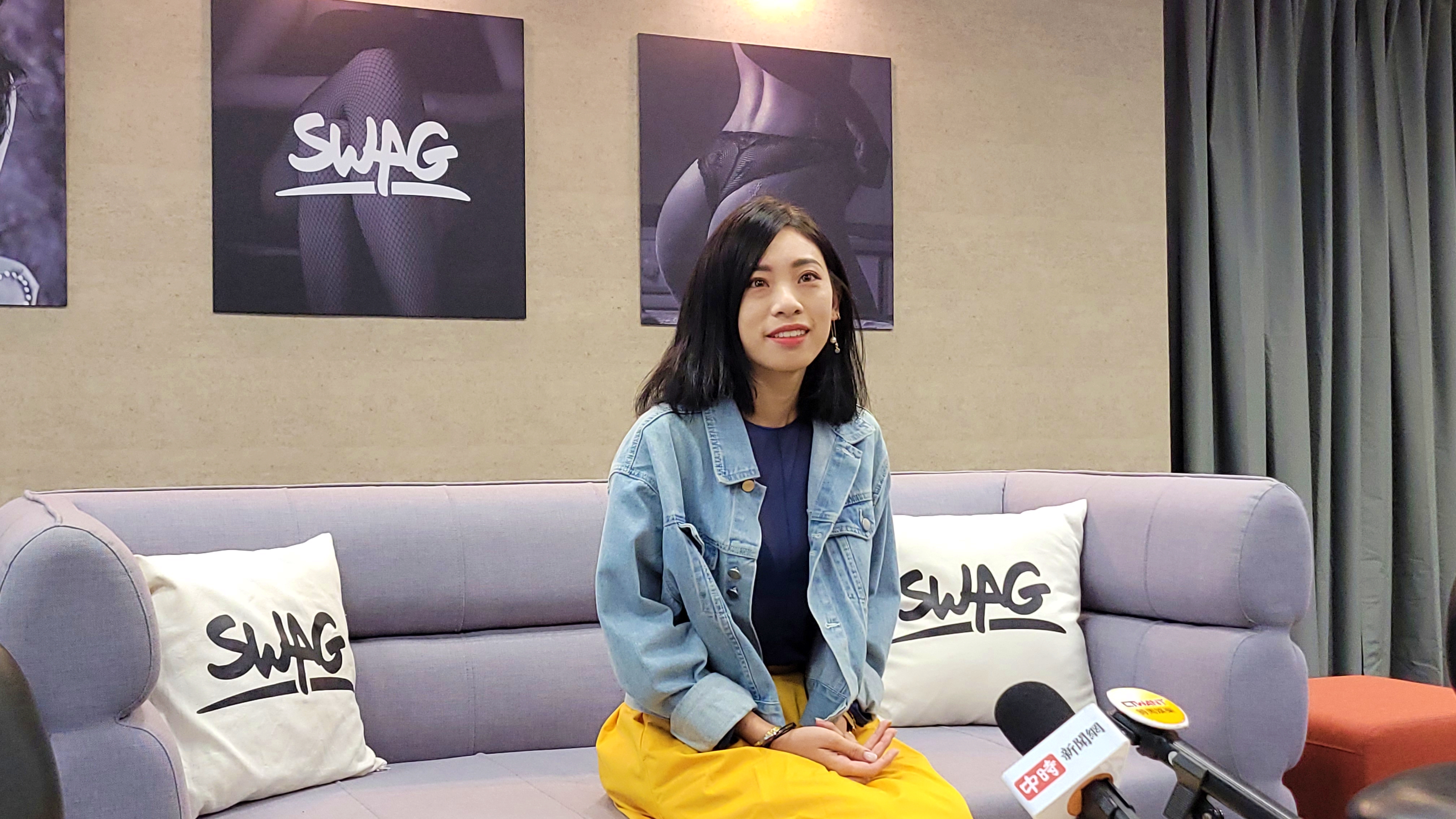 內內首次公開面對媒體表情緊張，坦承對成人直播平台提出的優渥薪資很心動。