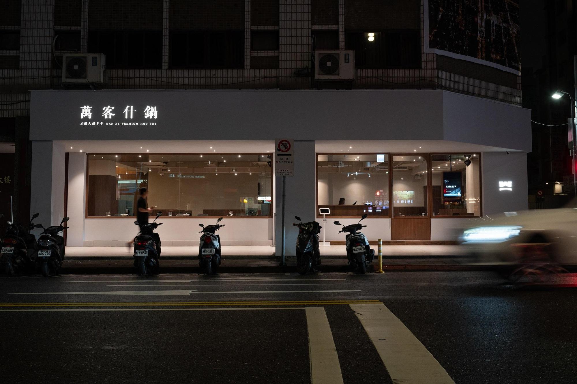 「萬客什鍋」長安東店落腳於台北美食戰區的伊通街商圈。(萬客什鍋提供)