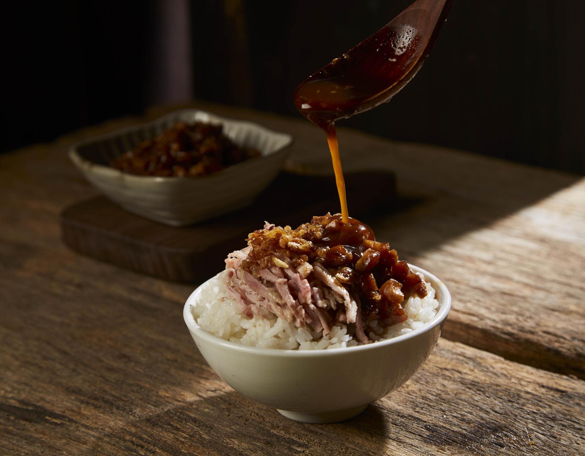 「經典雞滷飯」肥美不膩的滷肉搭配雞腿肉絲,讓美味加乘。(單點42元/份,萬客什鍋提供)