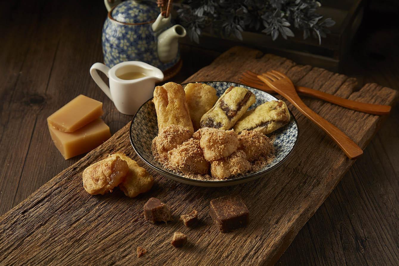 以麵糊包覆年糕,炸至金黃酥脆的「古早味炸年糕」外酥內軟Q。(45元/份,萬客什鍋提供)