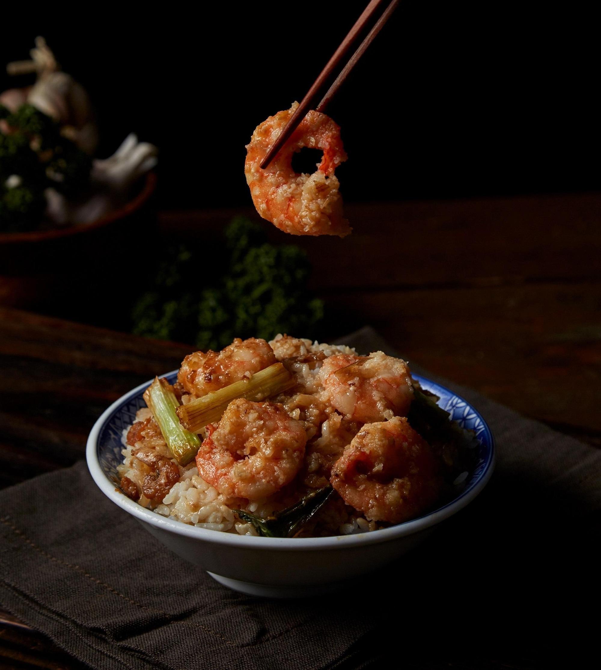 新品「鍋蔥燒蝦仁飯」滿滿的蝦仁彈牙脆口,搭配自家調配的醬汁,不僅過足蝦癮又涮嘴。(單點79元/份,萬客什鍋提供)