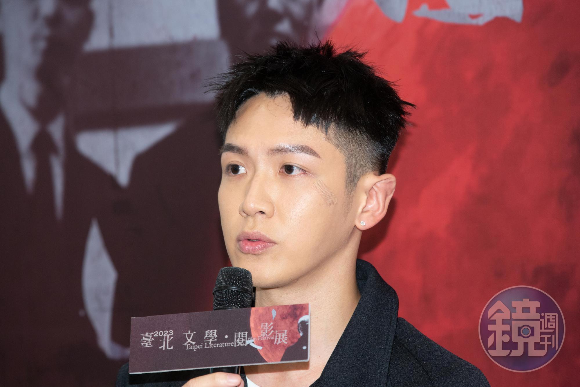 去年被無人機撞傷左眼,柯震東至今受傷處仍貼著美容膠布,但原來他右眼也曾受傷縫針。