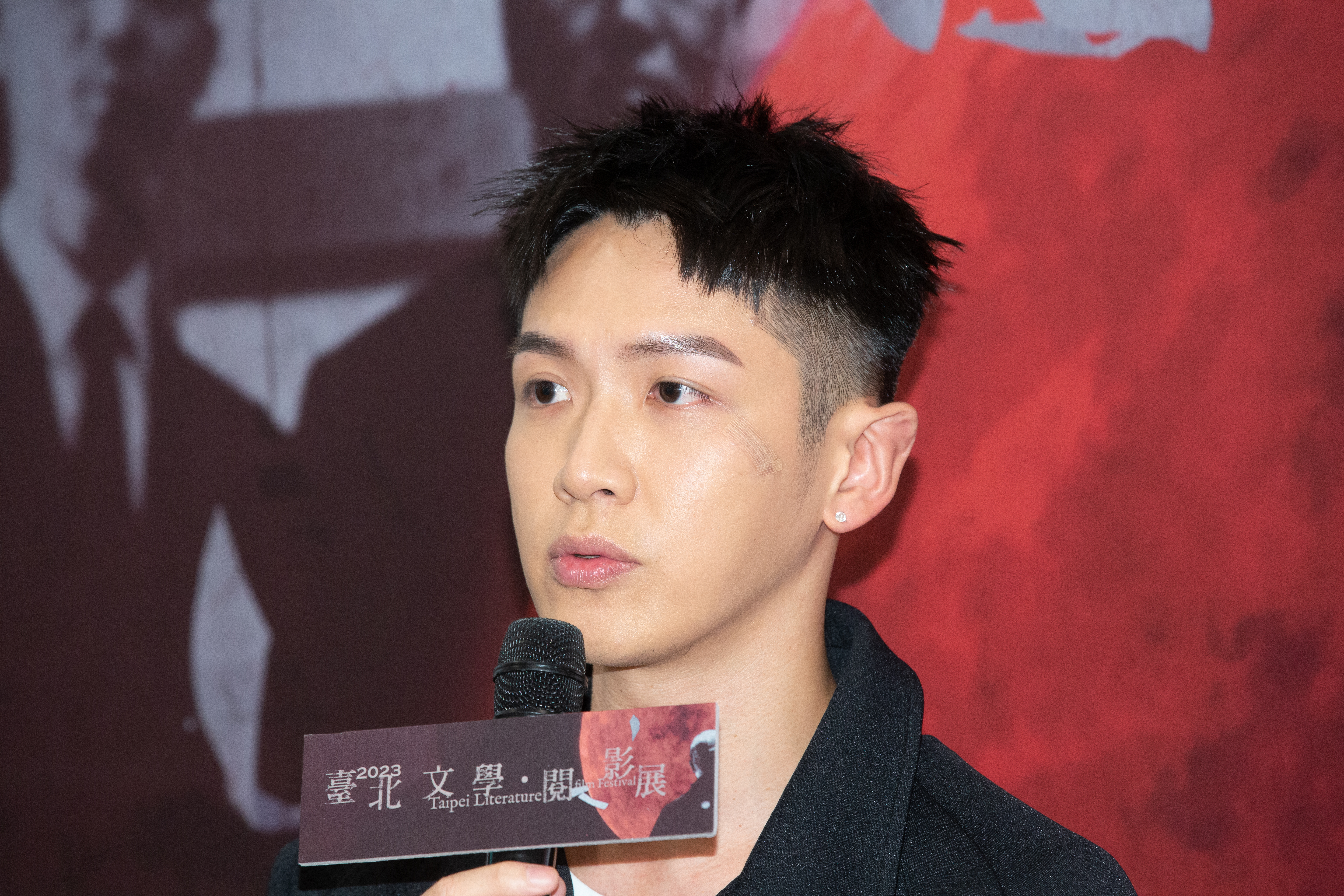 去年被無人機撞傷左眼,柯震東至今受傷處仍貼著美容膠布,但原來他右眼也曾受傷縫針。