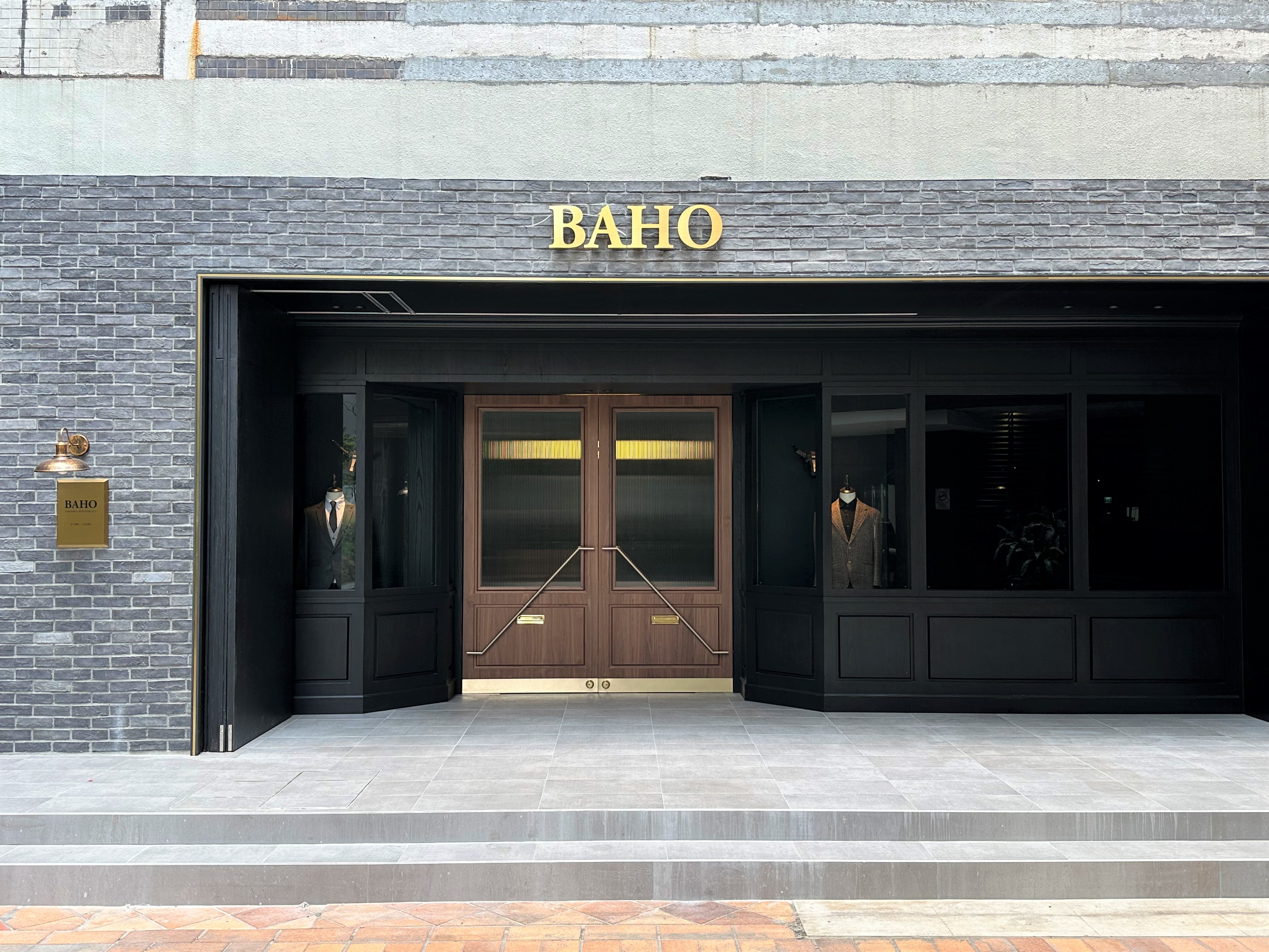 「八和和牛燒肉專門店敦北店」以地下酒吧為靈感，把門口偽裝成西服店的樣子。