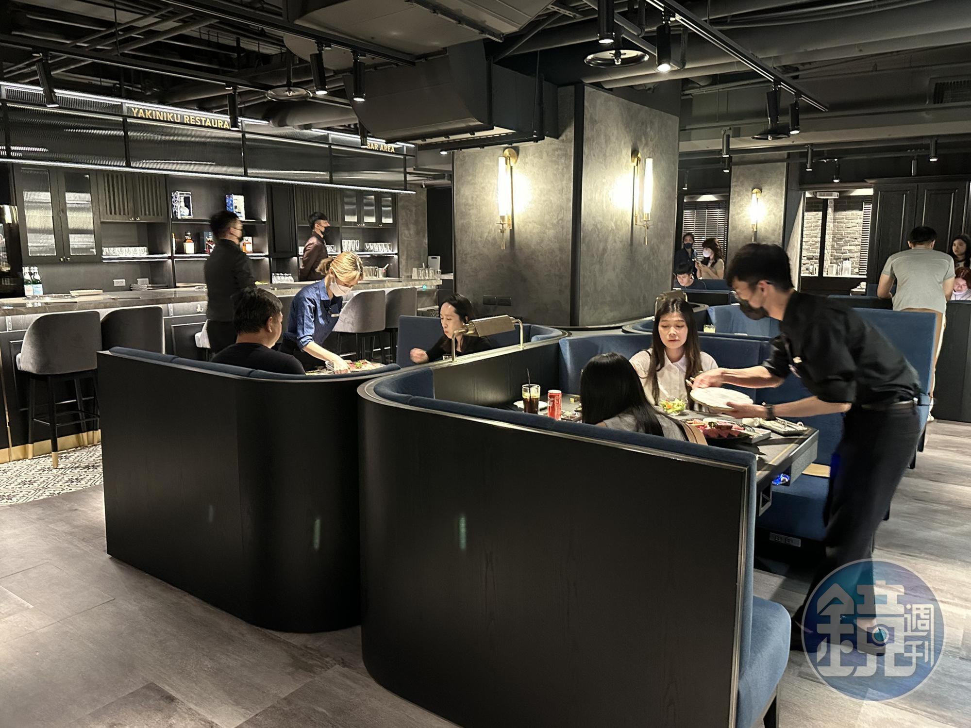 店內空間占地超過100坪,座位間距更大且舒適。