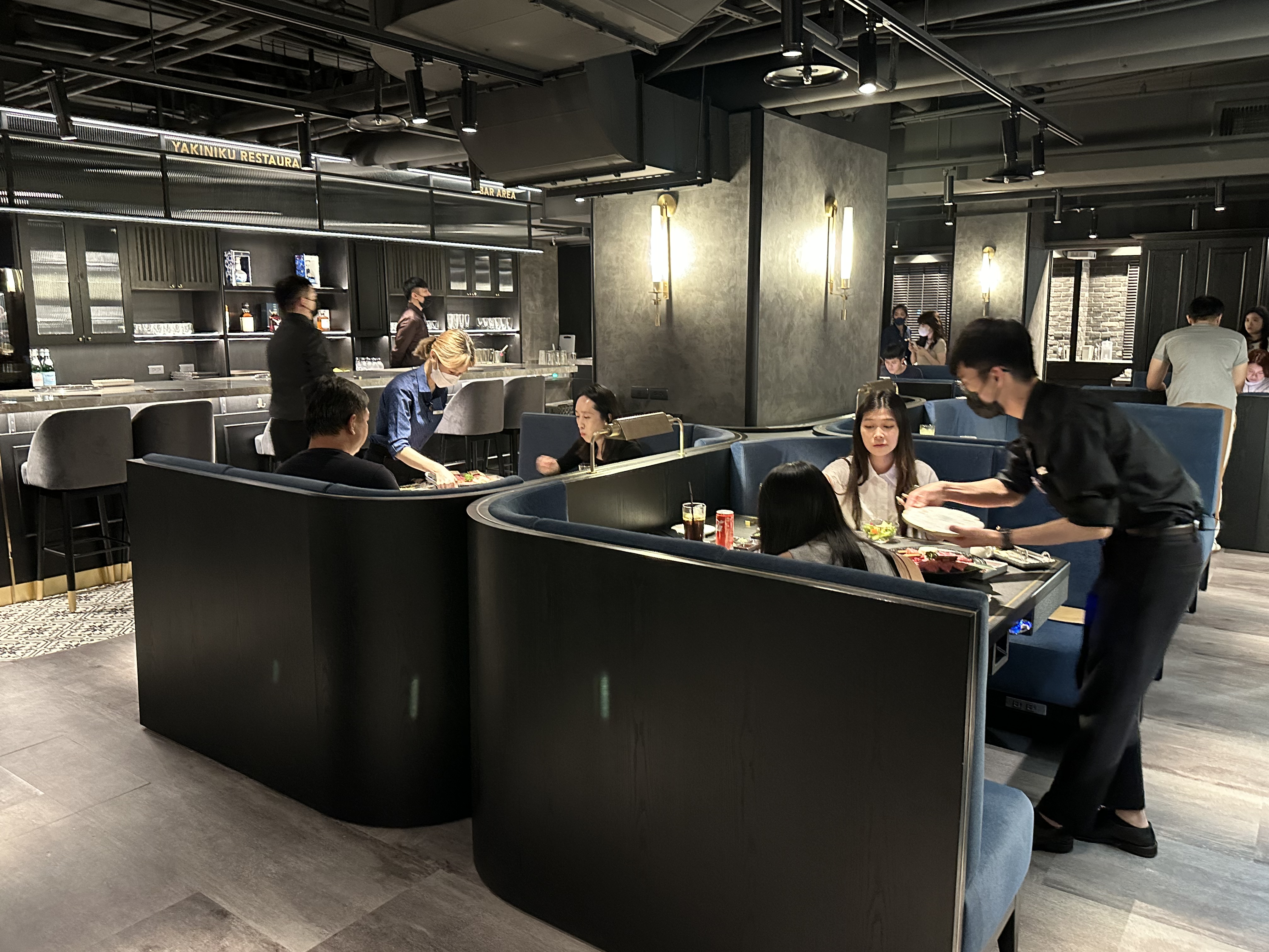 店內空間占地超過100坪，座位間距更大且舒適。