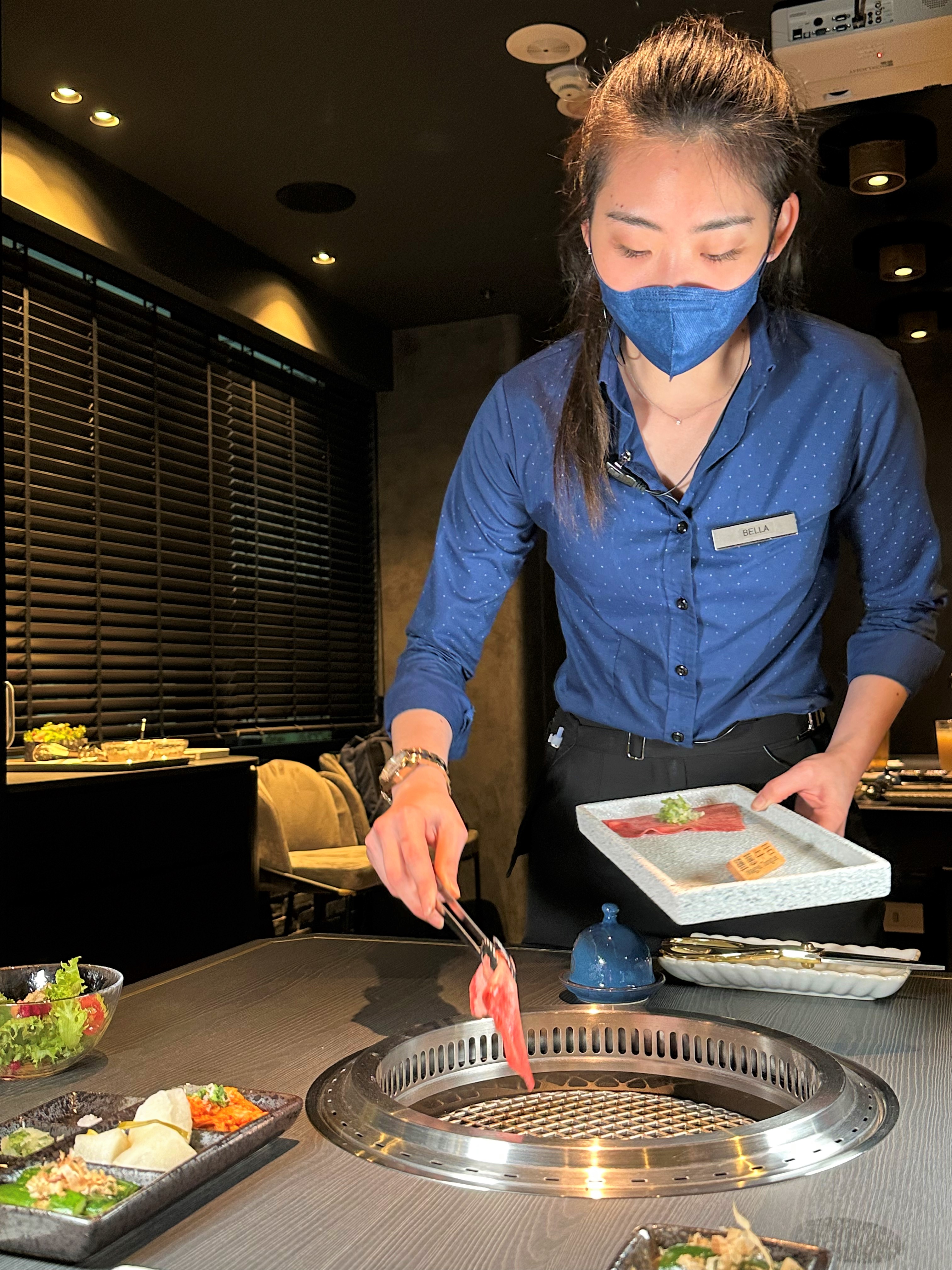 用餐全程都有專人桌邊燒烤。