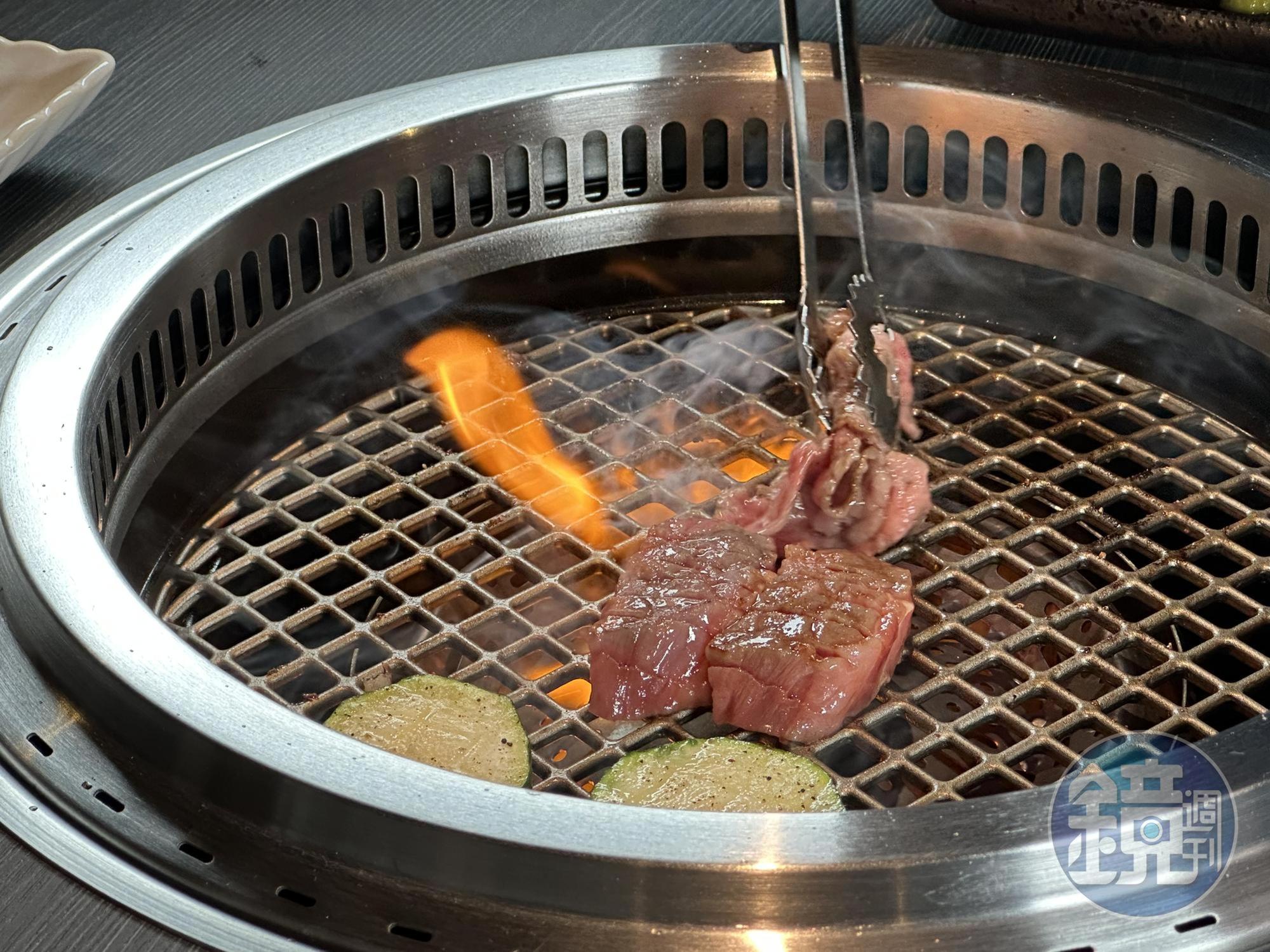 桌邊服務不僅能讓客人吃到和牛最佳熟度,也會穿插燒烤肥、瘦部位,讓味覺不容易膩。