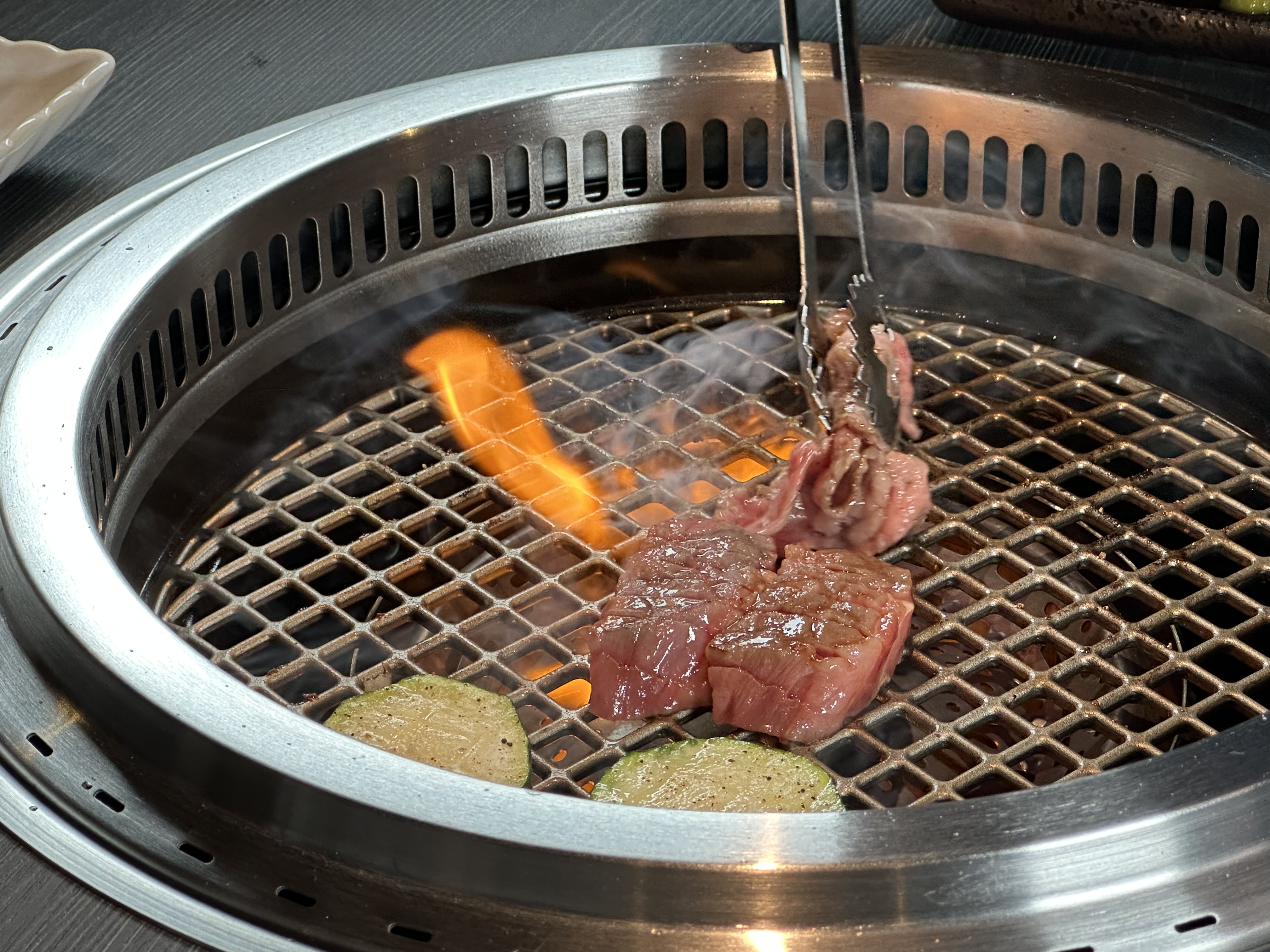 桌邊服務不僅能讓客人吃到和牛最佳熟度，也會穿插燒烤肥、瘦部位，讓味覺不容易膩。