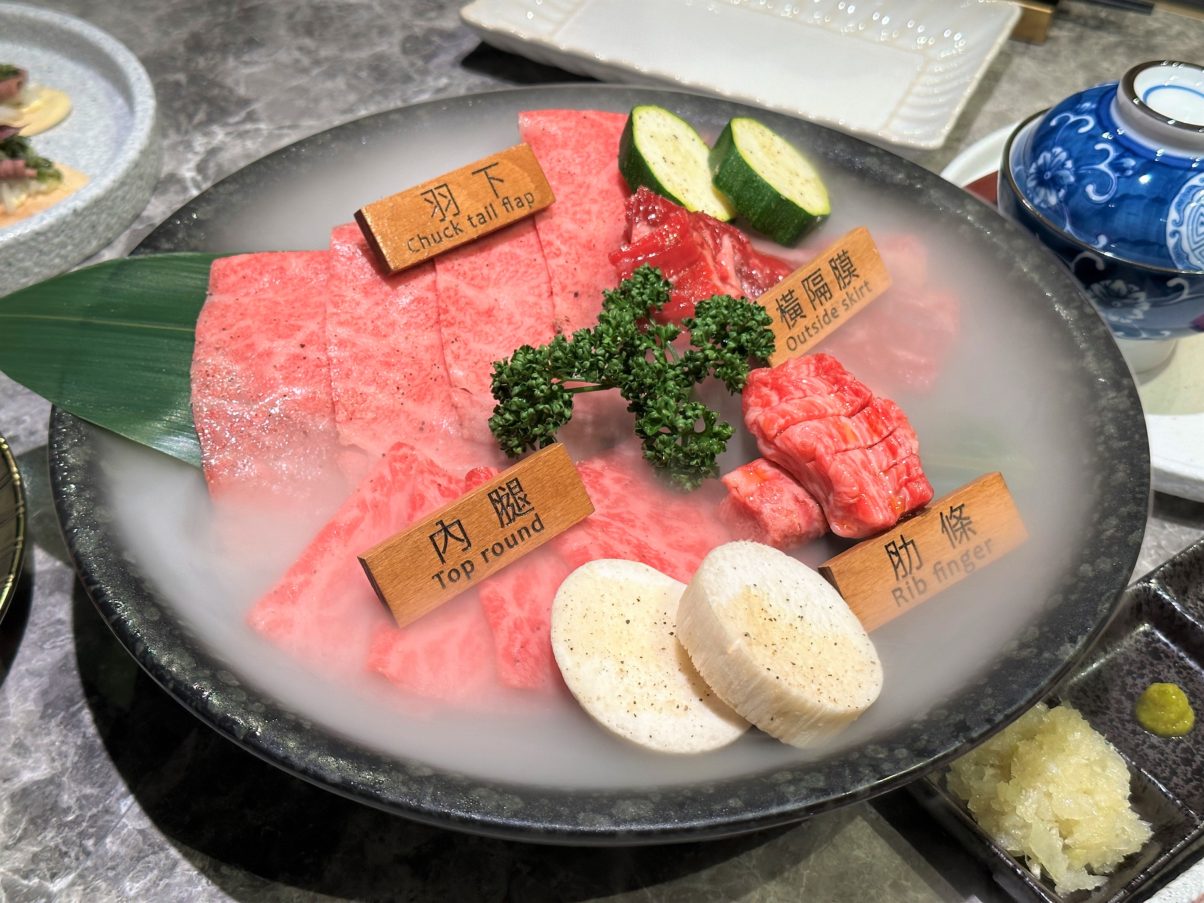 「本日和牛拼盤」會視當天的肉品及油花程度作搭配，可以吃到4種和牛部位。（八和經典雙人套餐菜色）