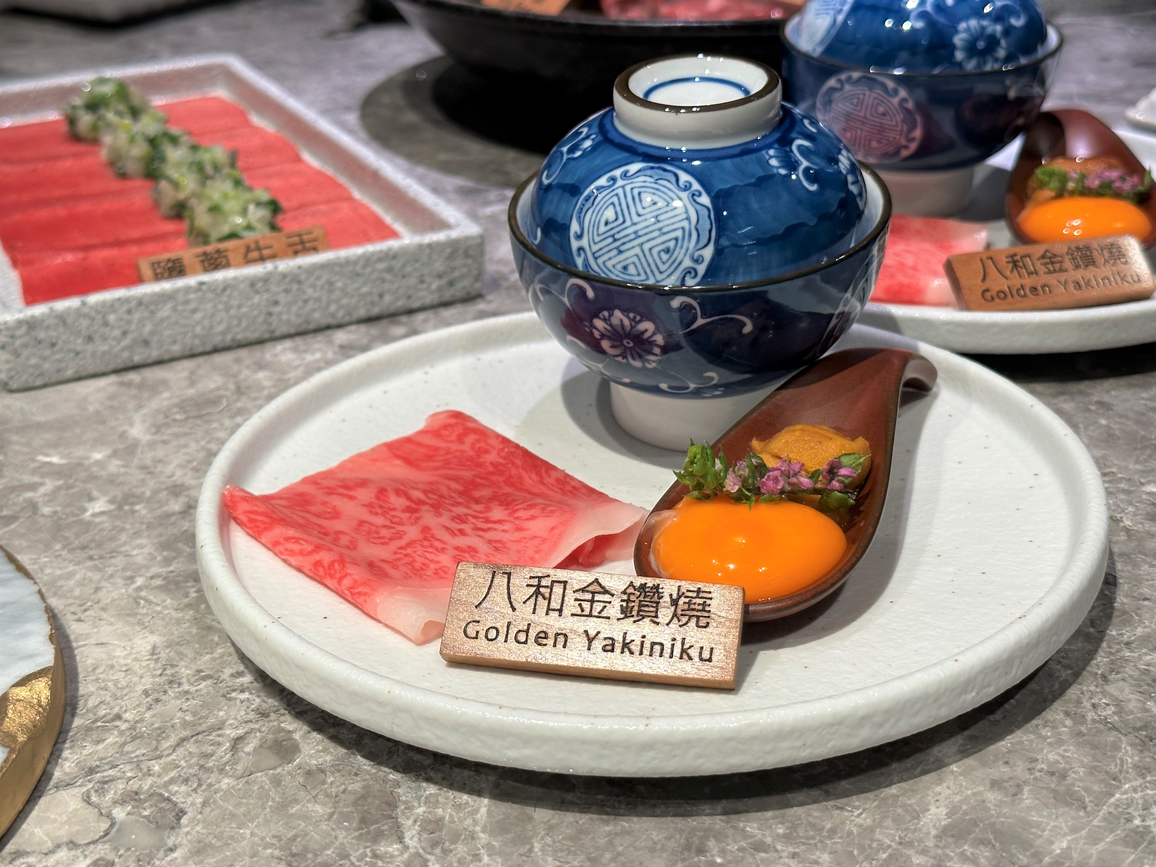 「八和金鑽燒」是選用A5和牛的紐約客部位。（八和經典雙人套餐菜色）