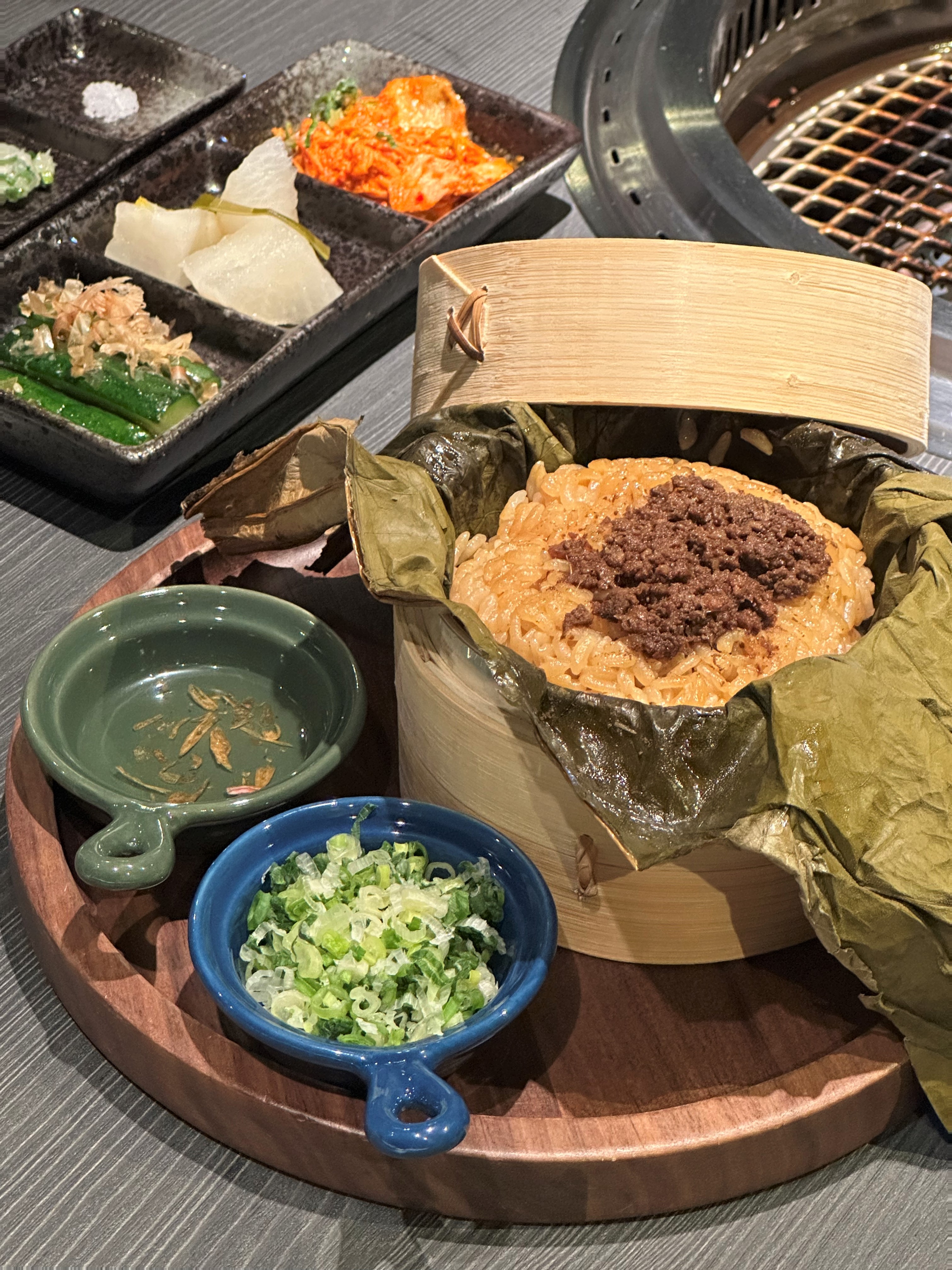 「牛油拌飯」是把北海道七星米包進荷葉蒸熟，再搭配自製的牛肉燥和牛油蔥。（八和經典雙人套餐菜色）