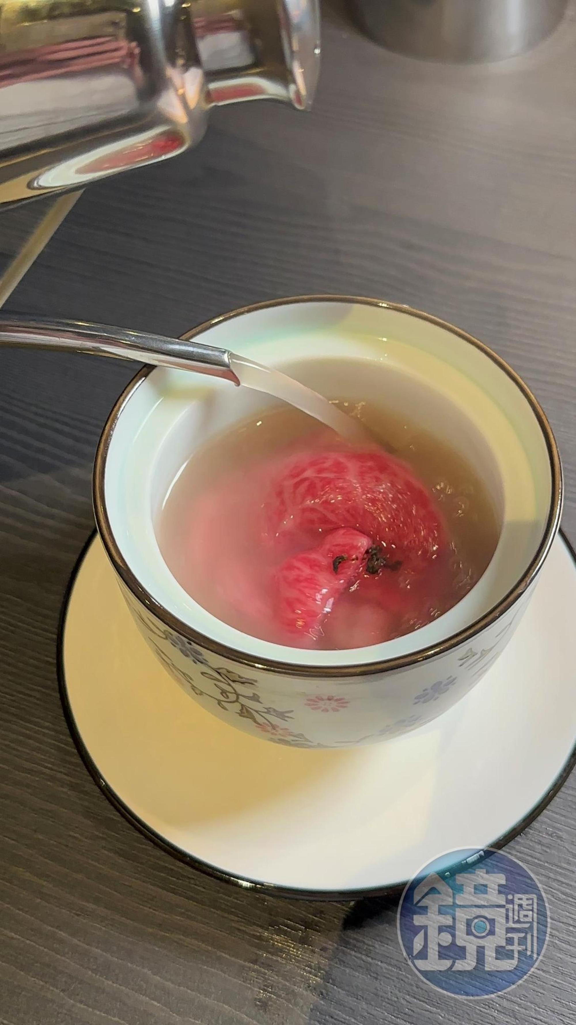 「涮和牛牛肉湯」肉質柔嫩,湯頭清甜,是很爽口的收尾。(八和經典雙人套餐菜色)