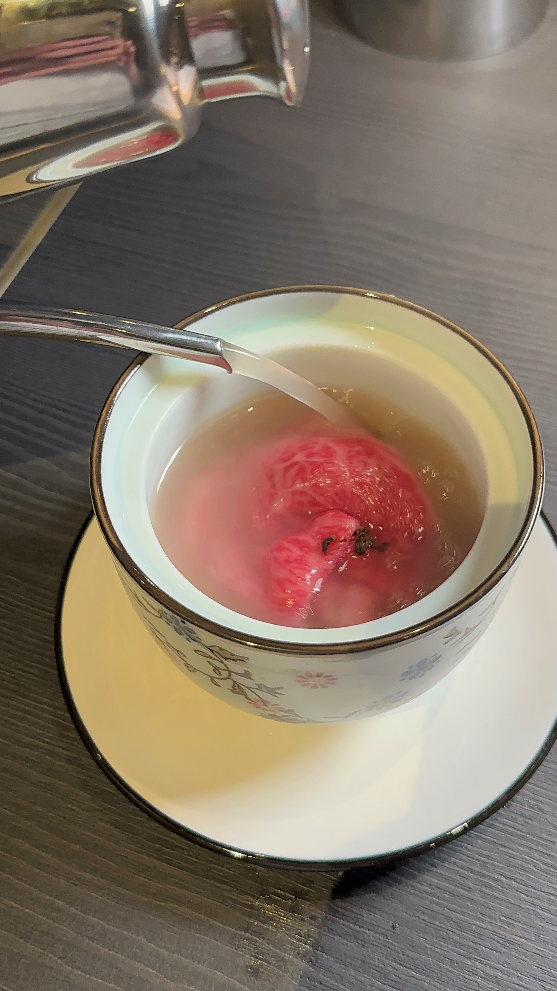 「涮和牛牛肉湯」肉質柔嫩，湯頭清甜，是很爽口的收尾。（八和經典雙人套餐菜色）