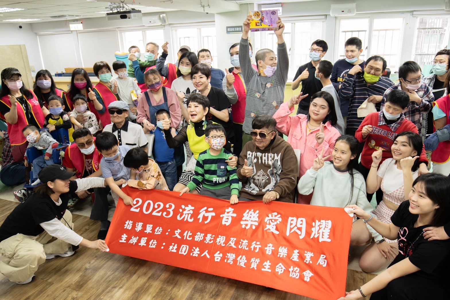 司馬玉嬌、紀麗如、李炳輝、林松義等資深藝人，一起做公益表演。（台北海大提供）
