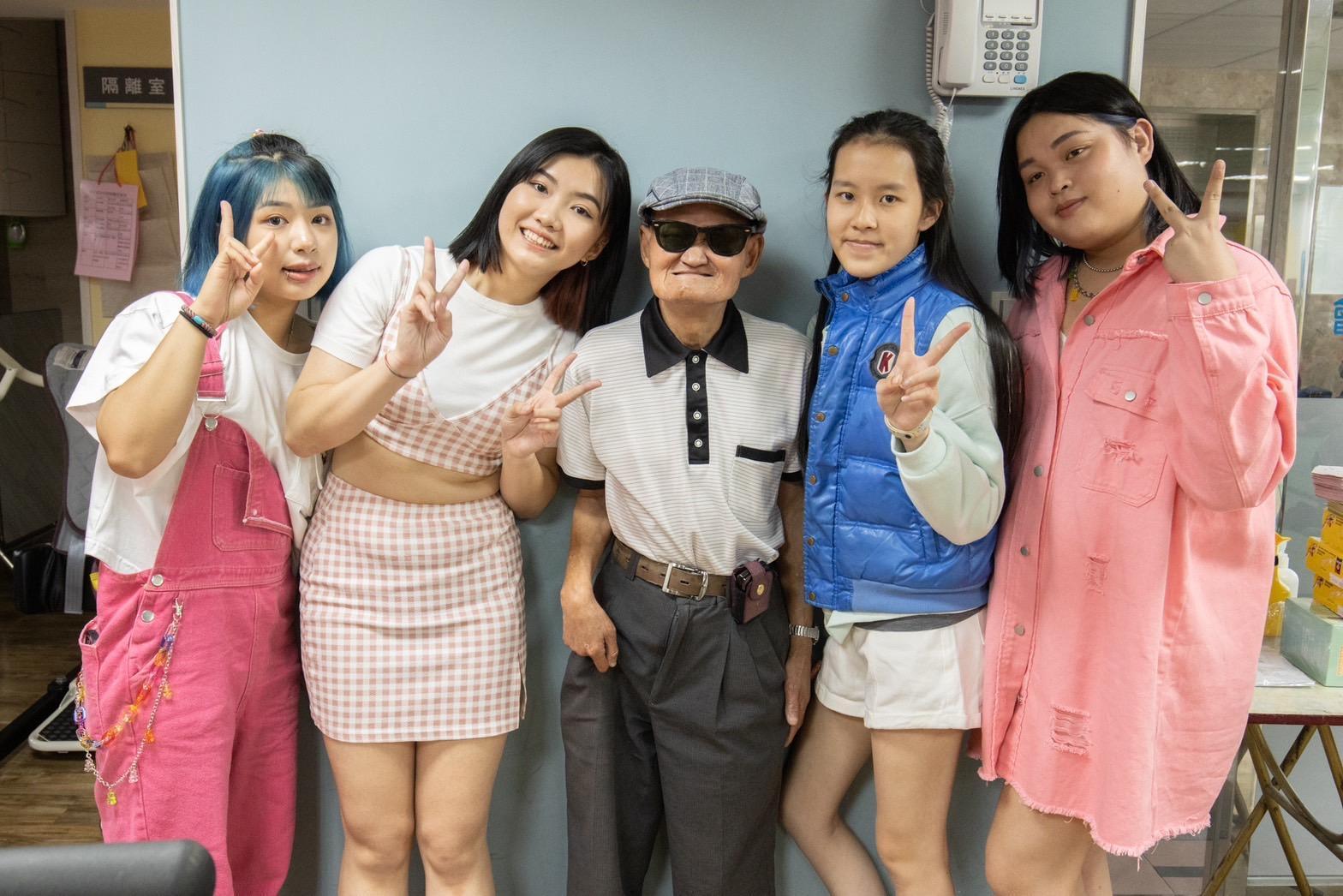 台北海大「微醺」公益舞團見到李炳輝(中),自豪回家可跟爸媽臭屁一下。(台北海大提供)