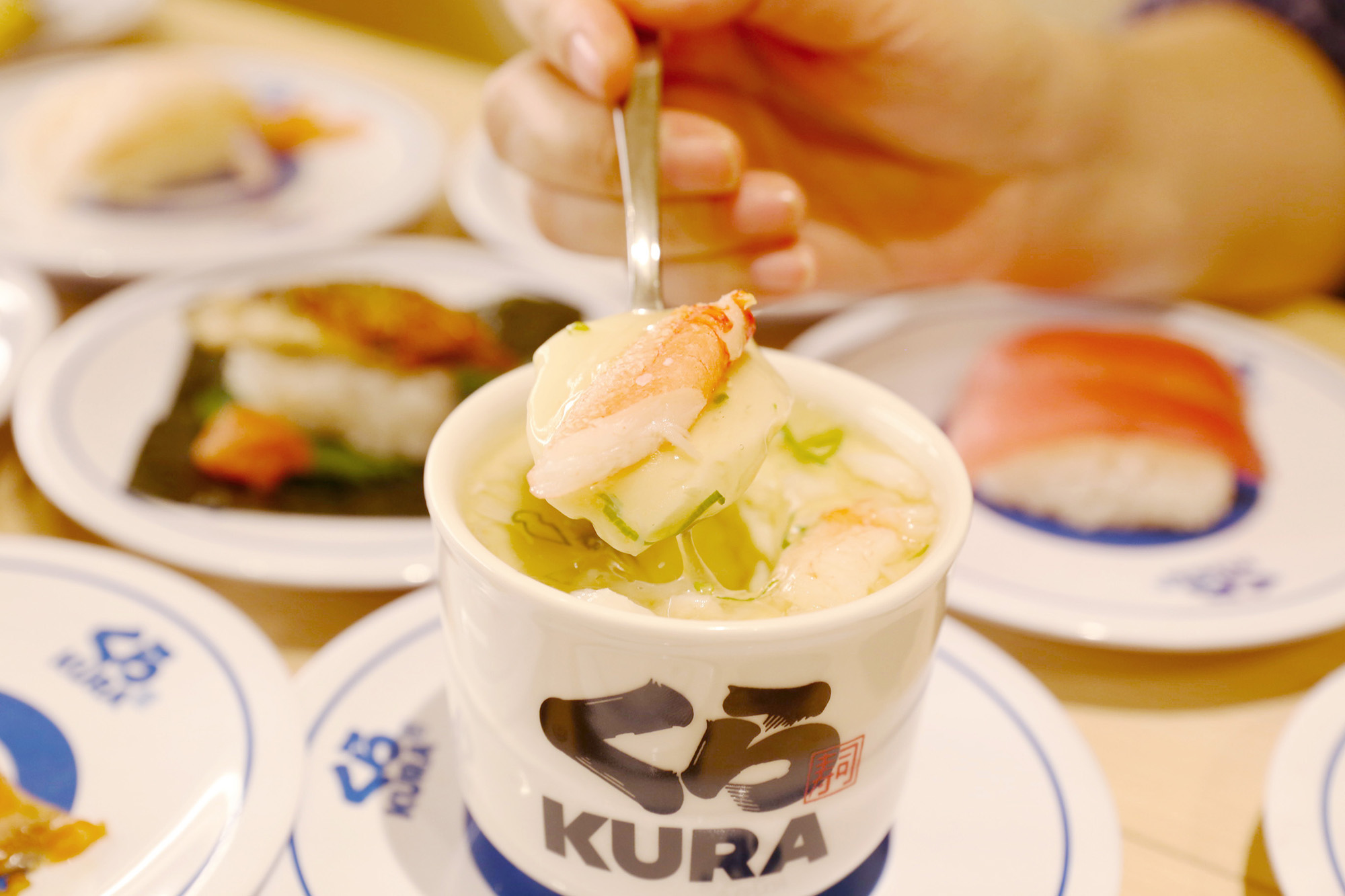 使用自製高湯所製成的「高湯蟹肉茶碗蒸」，加上鮮美蟹肉與自製濃郁蟹肉芡汁，一次融入所有美味元素。（60元／碗）。（藏壽司提供）