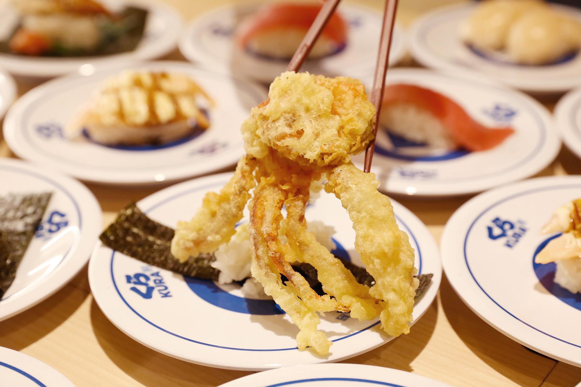 「軟殼蟹天婦羅海苔卷」將軟殼蟹裹上麵衣,經油炸後外衣酥脆、肉質鮮美,與海苔一同捲起,趁熱享用非常美味。(80元/份)(藏壽司提供)