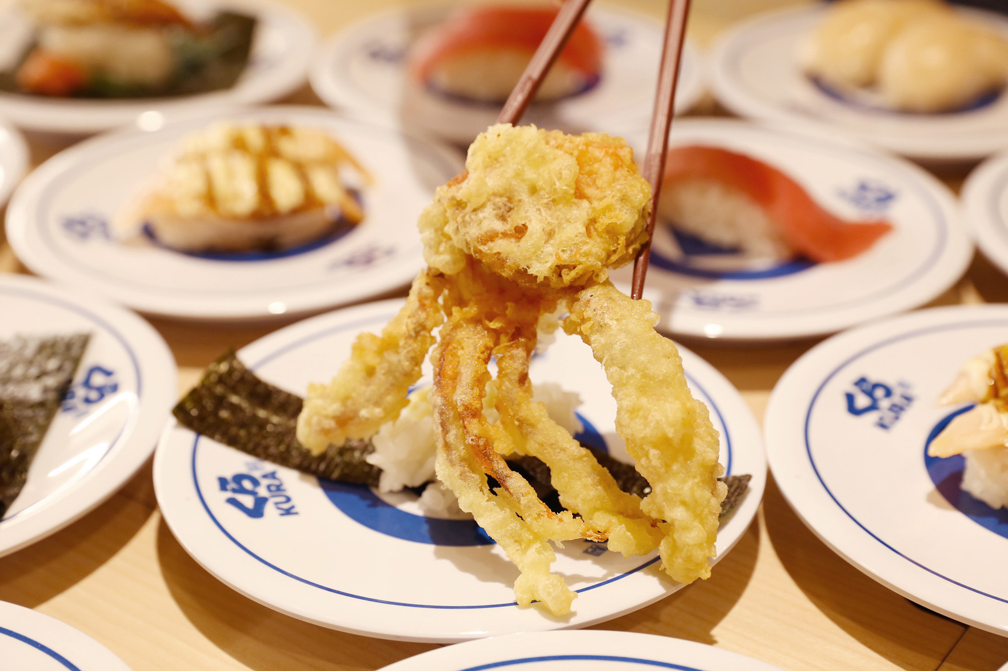 「軟殼蟹天婦羅海苔卷」將軟殼蟹裹上麵衣，經油炸後外衣酥脆、肉質鮮美，與海苔一同捲起，趁熱享用非常美味。（80元／份）（藏壽司提供）