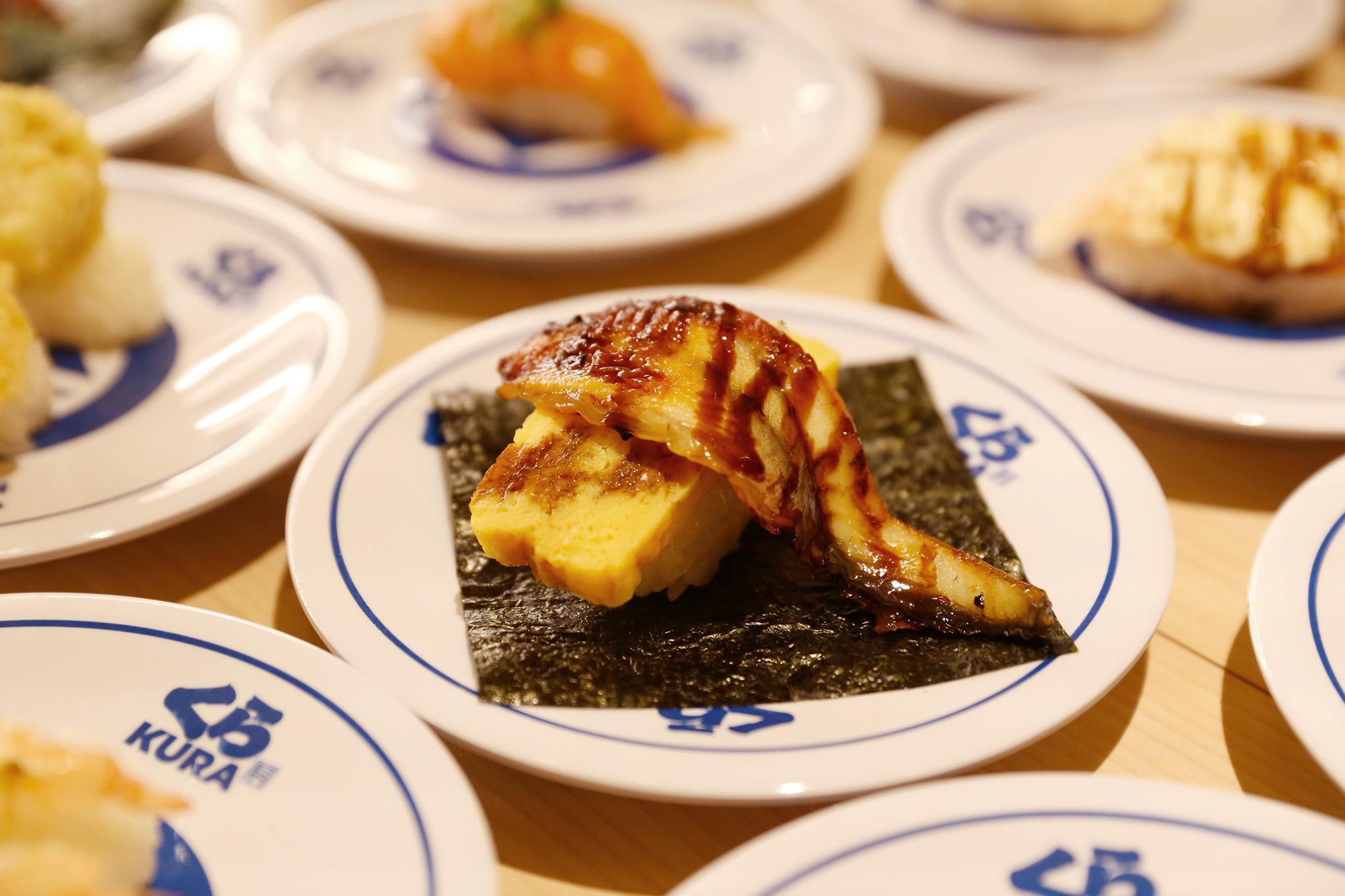 「蒲燒鰻魚玉子海苔包」以酥脆海苔包搭配入口即化的豐厚肥美鰻魚,沾上特調的蒲燒醬汁,與玉子燒搭配口感香甜又綿密。(80元/份)(藏壽司提供)