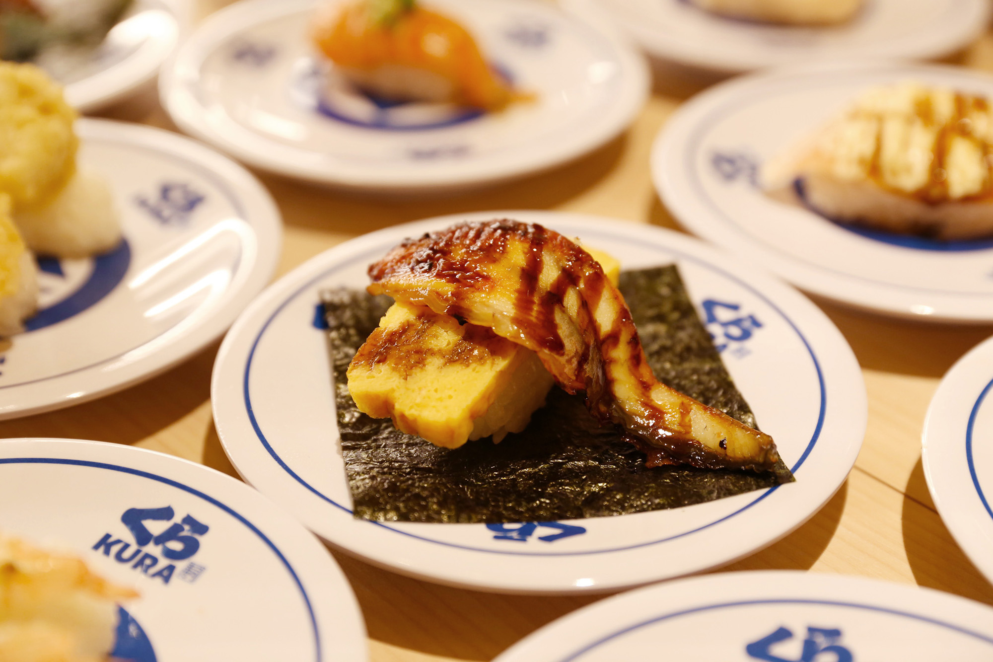 「蒲燒鰻魚玉子海苔包」以酥脆海苔包搭配入口即化的豐厚肥美鰻魚，沾上特調的蒲燒醬汁，與玉子燒搭配口感香甜又綿密。（80元／份）（藏壽司提供）