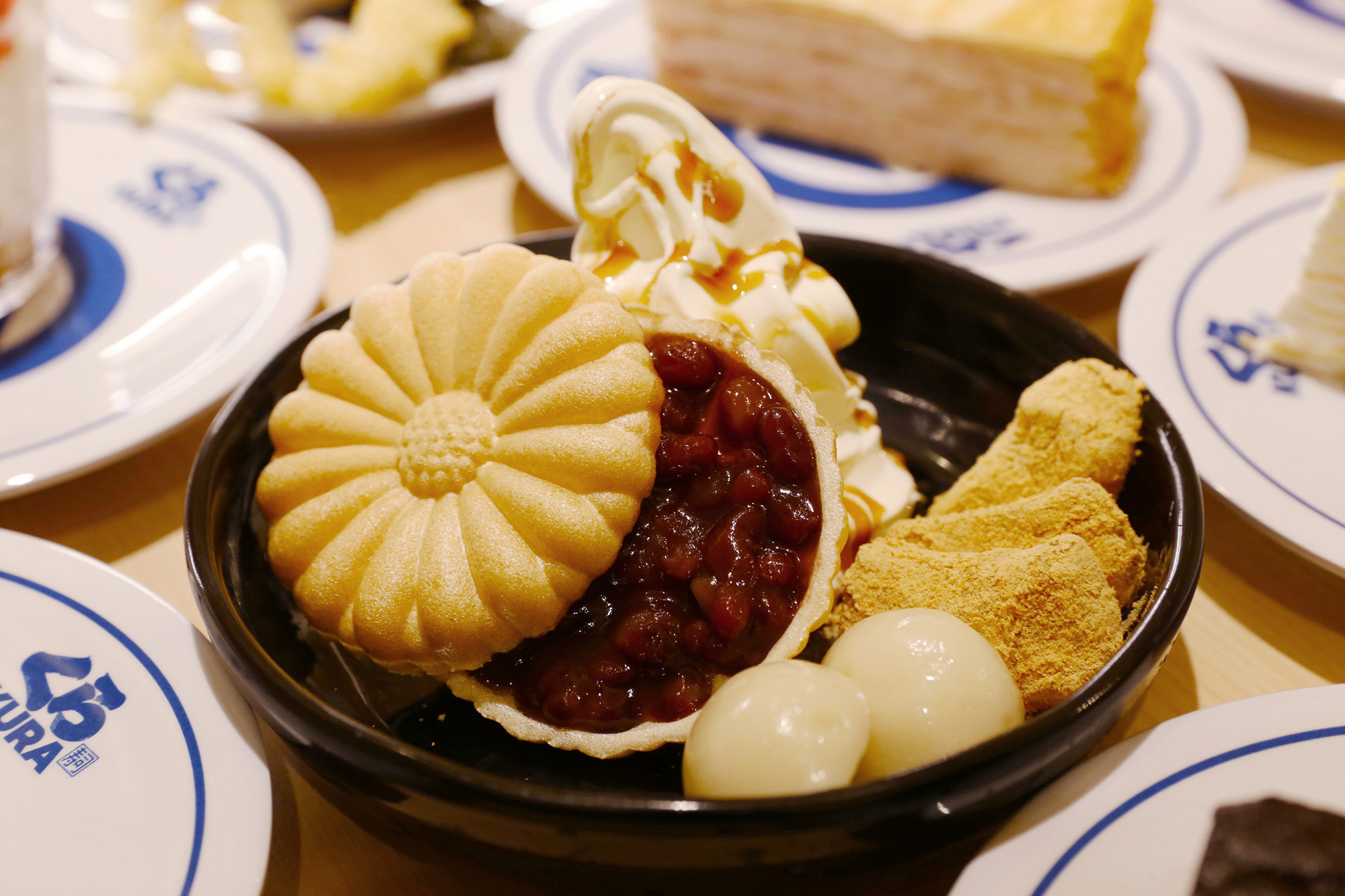「白玉金時最中餅」將酥脆最中餅包著甜而不膩的紅豆，配上Q彈蕨餅及白玉，搭配香濃北海道牛奶霜淇淋，口感豐富迷人。（90元／份）（藏壽司提供）