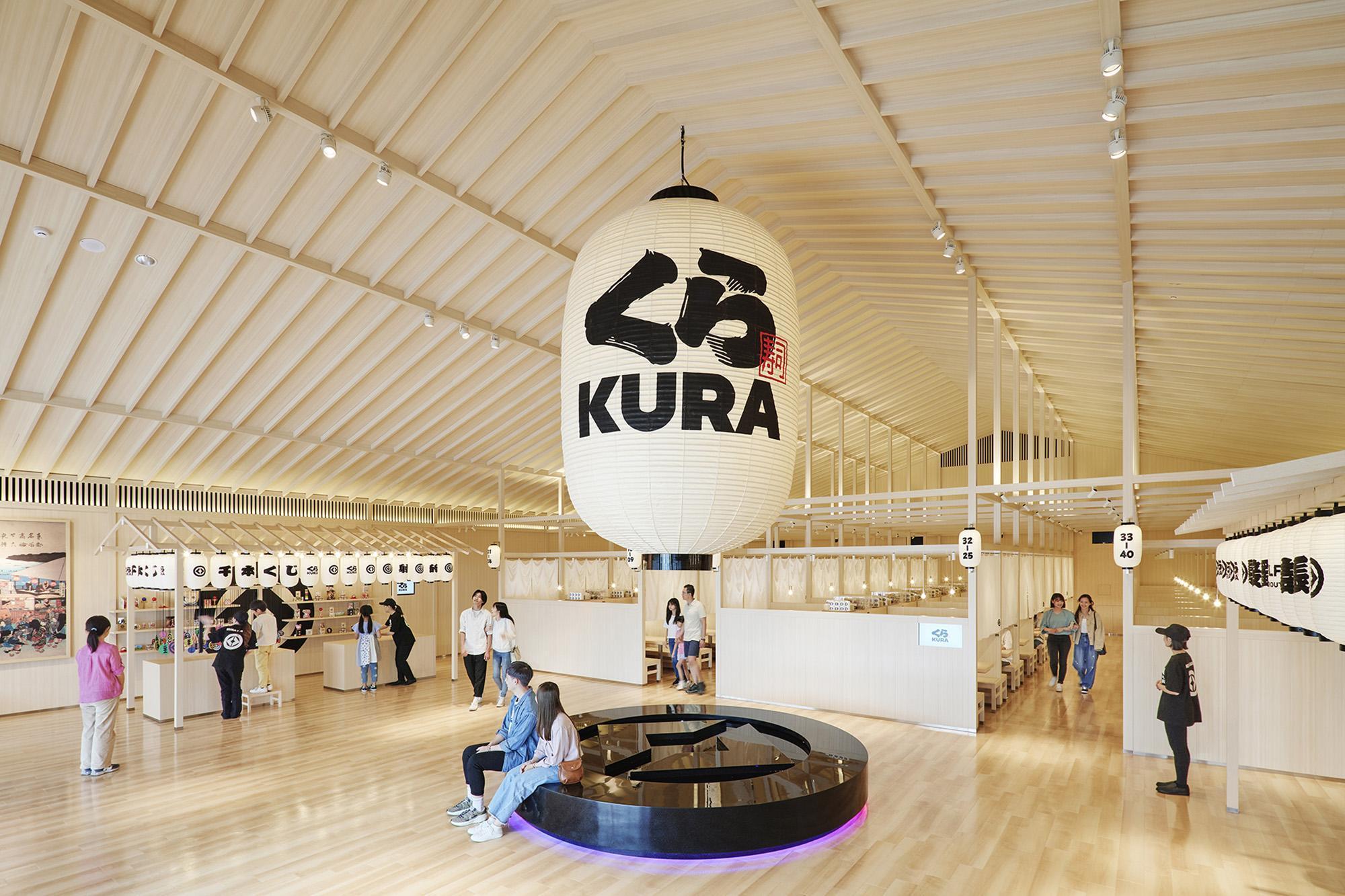入店門口的大燈籠,呼應東京淺草寺入口處的燈籠,有迎接賓客光臨之意。(藏壽司提供)