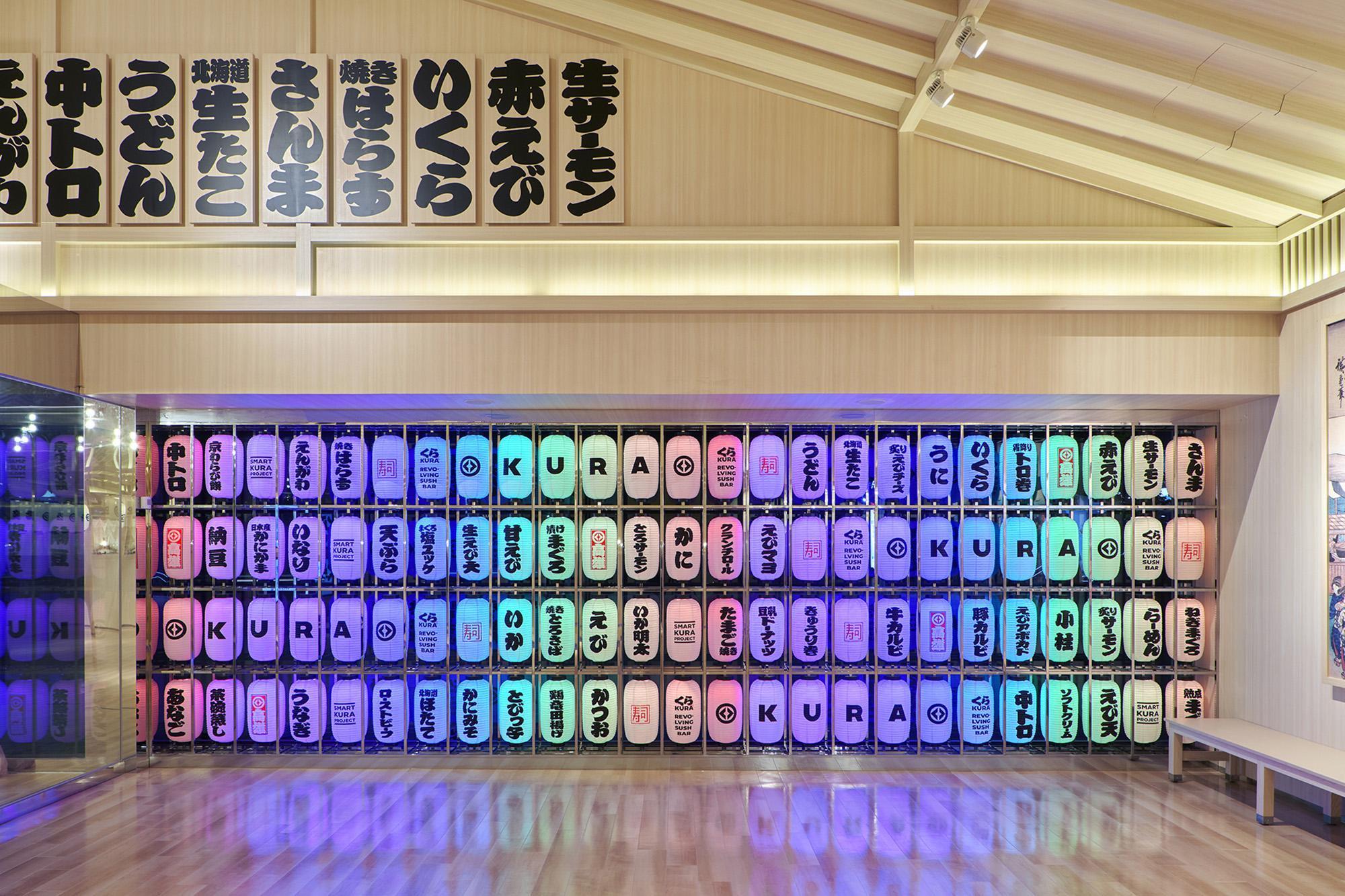 以百座日本燈籠打造的景觀牆,讓夜晚的藏壽司高雄時代大道店越夜越美麗。(藏壽司提供)