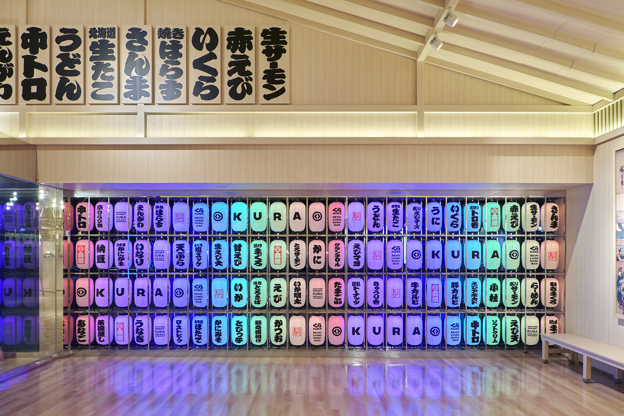 以百座日本燈籠打造的景觀牆，讓夜晚的藏壽司高雄時代大道店越夜越美麗。（藏壽司提供）