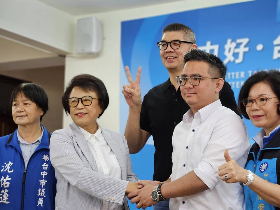 前立委沈智慧（左2）退出台中市第五選區黨內初選，國民黨確定將派出市議員黃健豪（右2）角逐該區立委。（翻攝自黃健豪臉書）